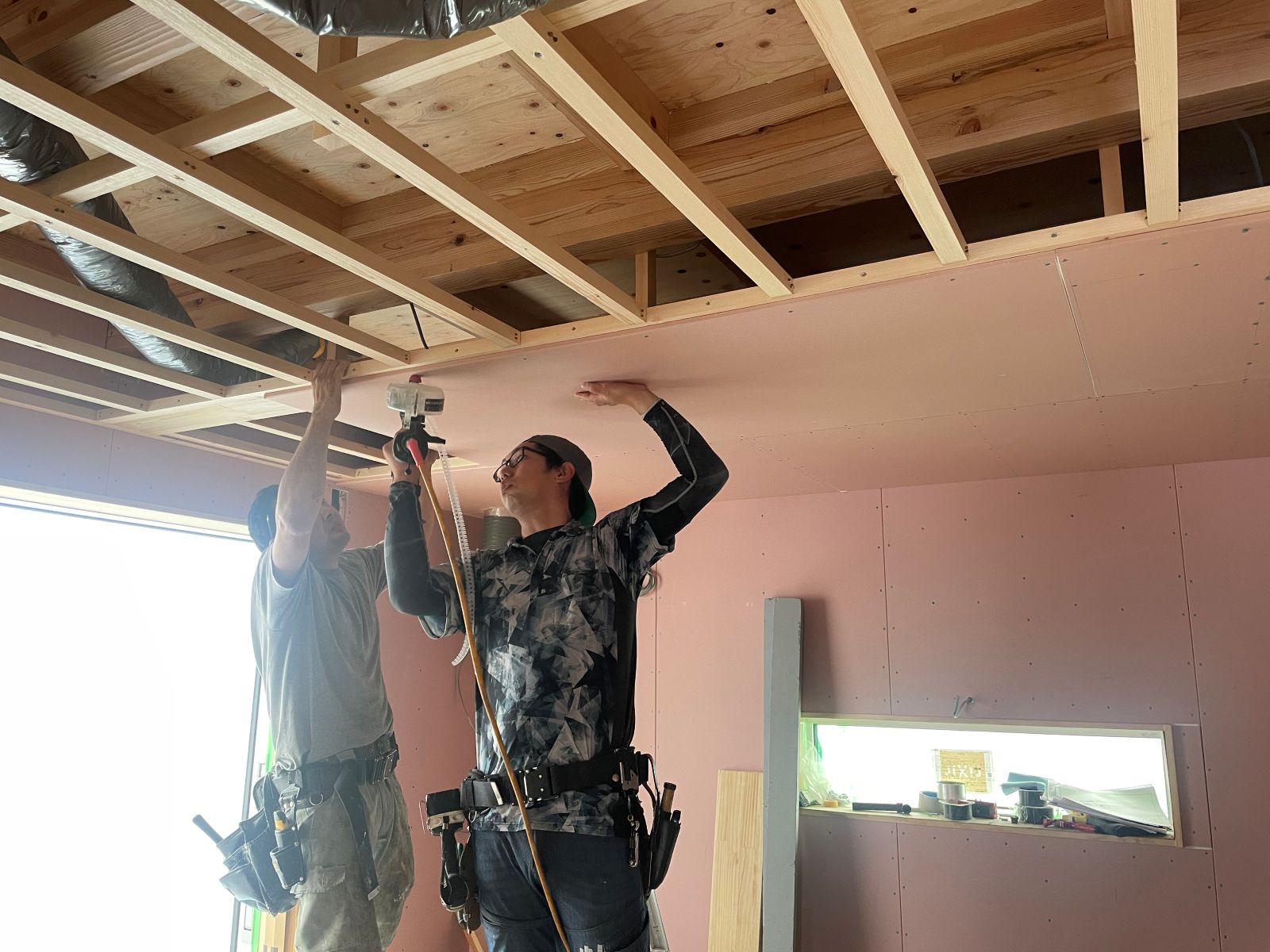 ymkn-ceiling-board-installation-teamwork-precision