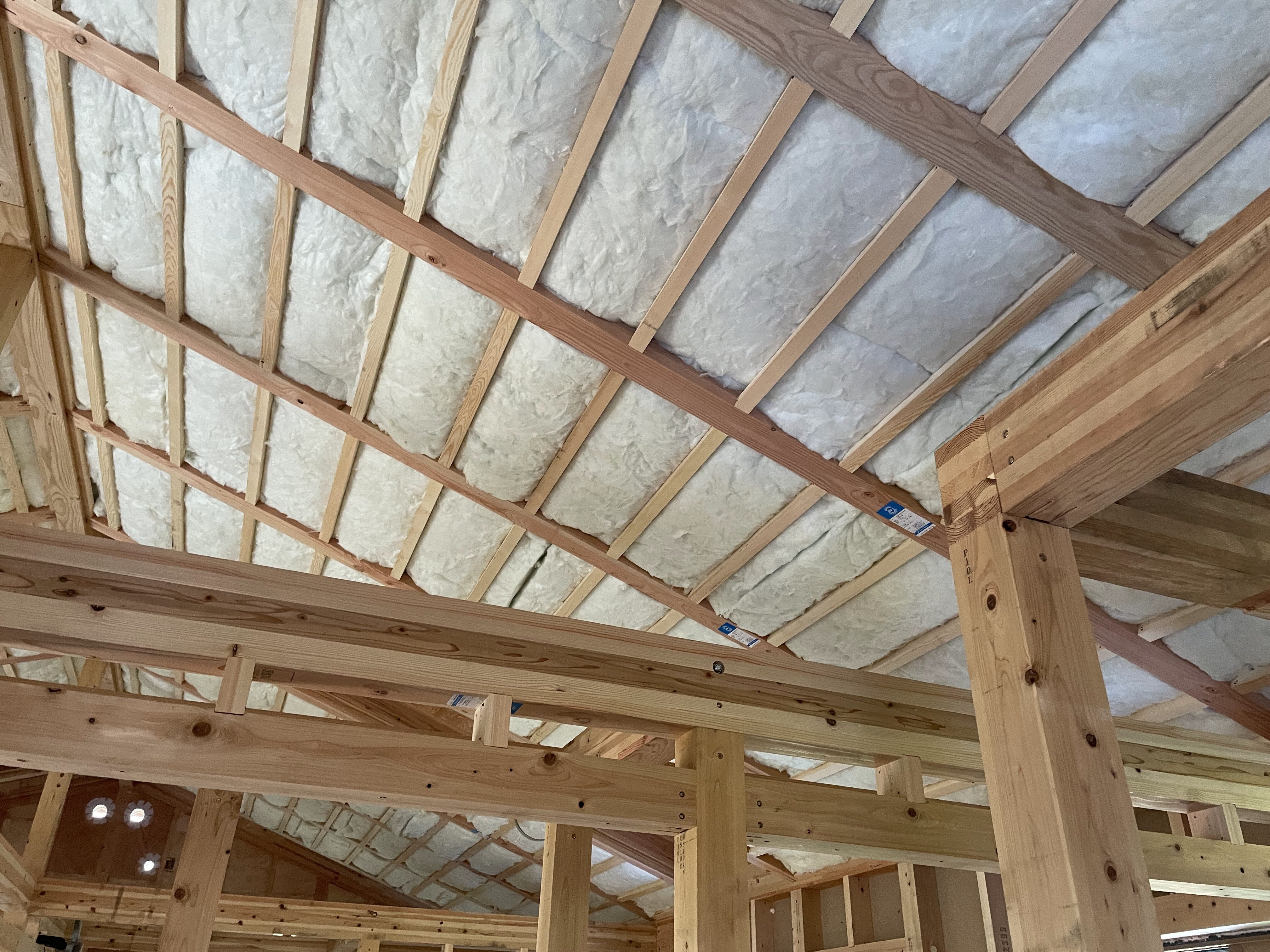 天井断熱施工完了｜隙間なく充填した高性能断熱