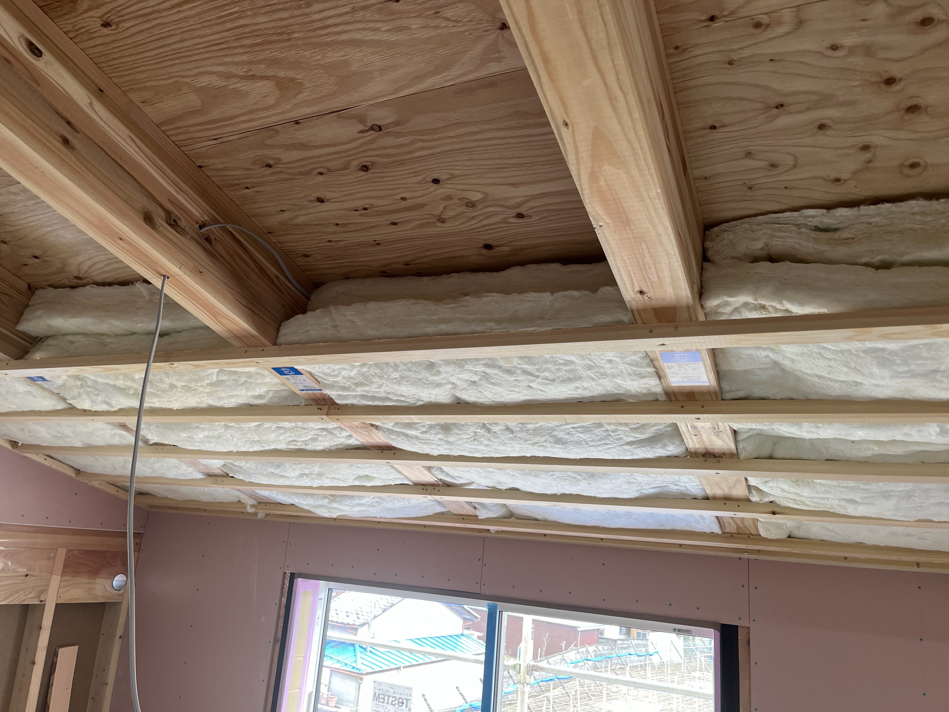 天井断熱施工中｜均一に積層する断熱施工