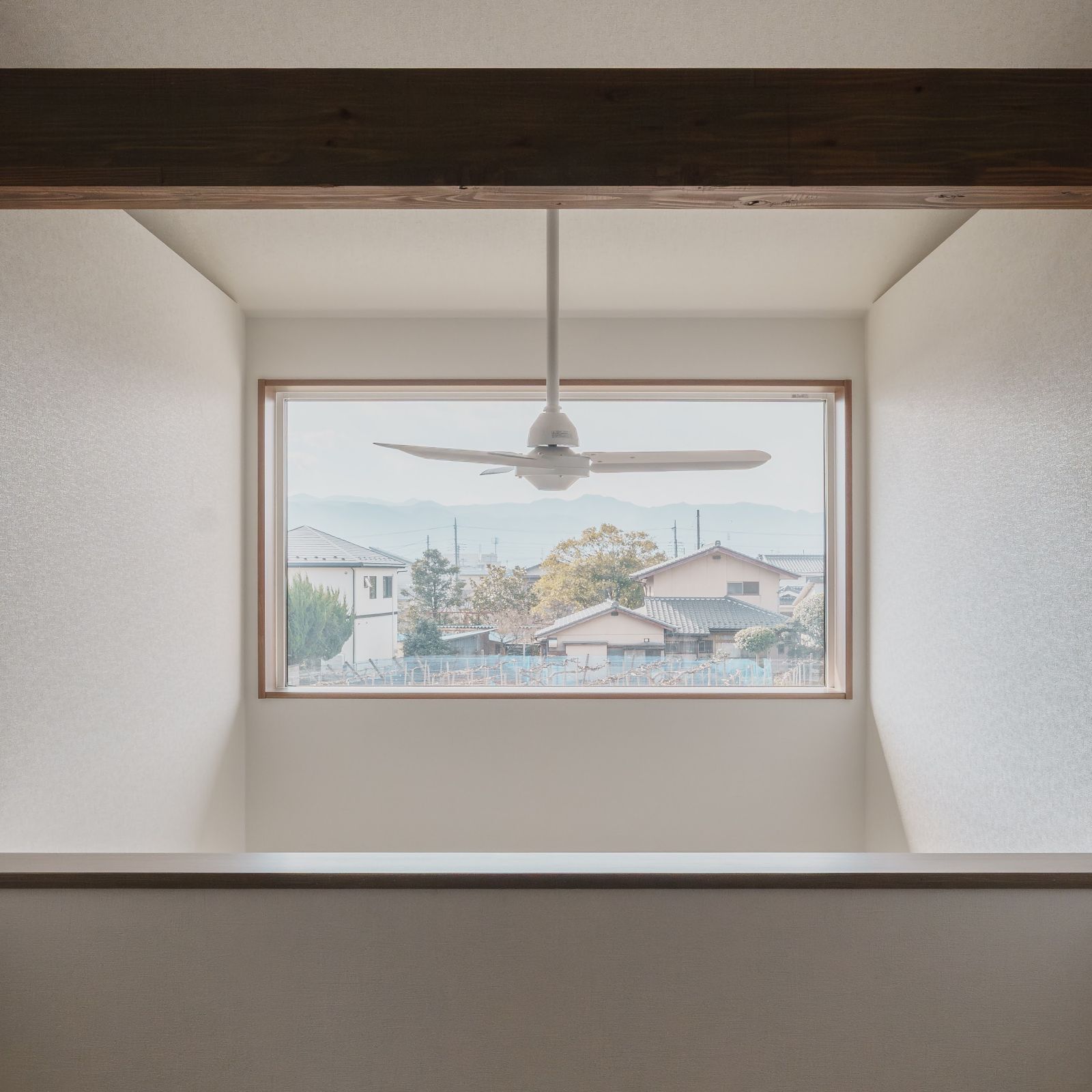 吹き抜け上部に設置されたシーリングファンで室内の空気を循環させている様子