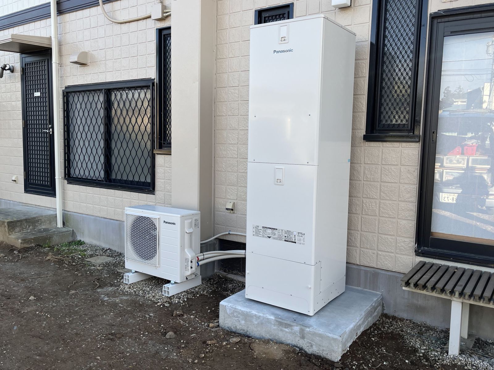 住宅外壁前に設置されたパナソニックのエコキュートとヒートポンプユニットの全景