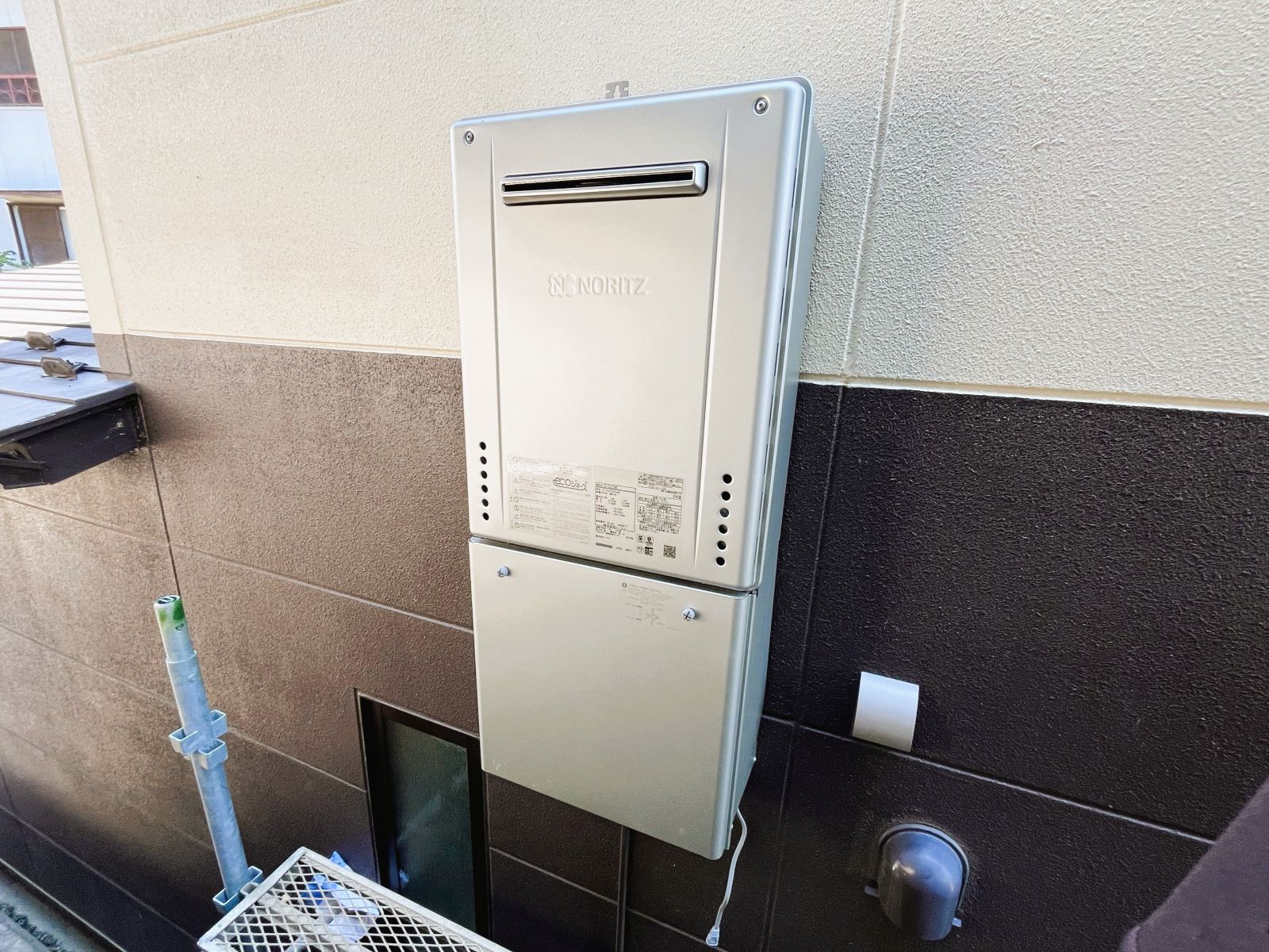 外壁に設置されたノーリツのエコジョーズ給湯器