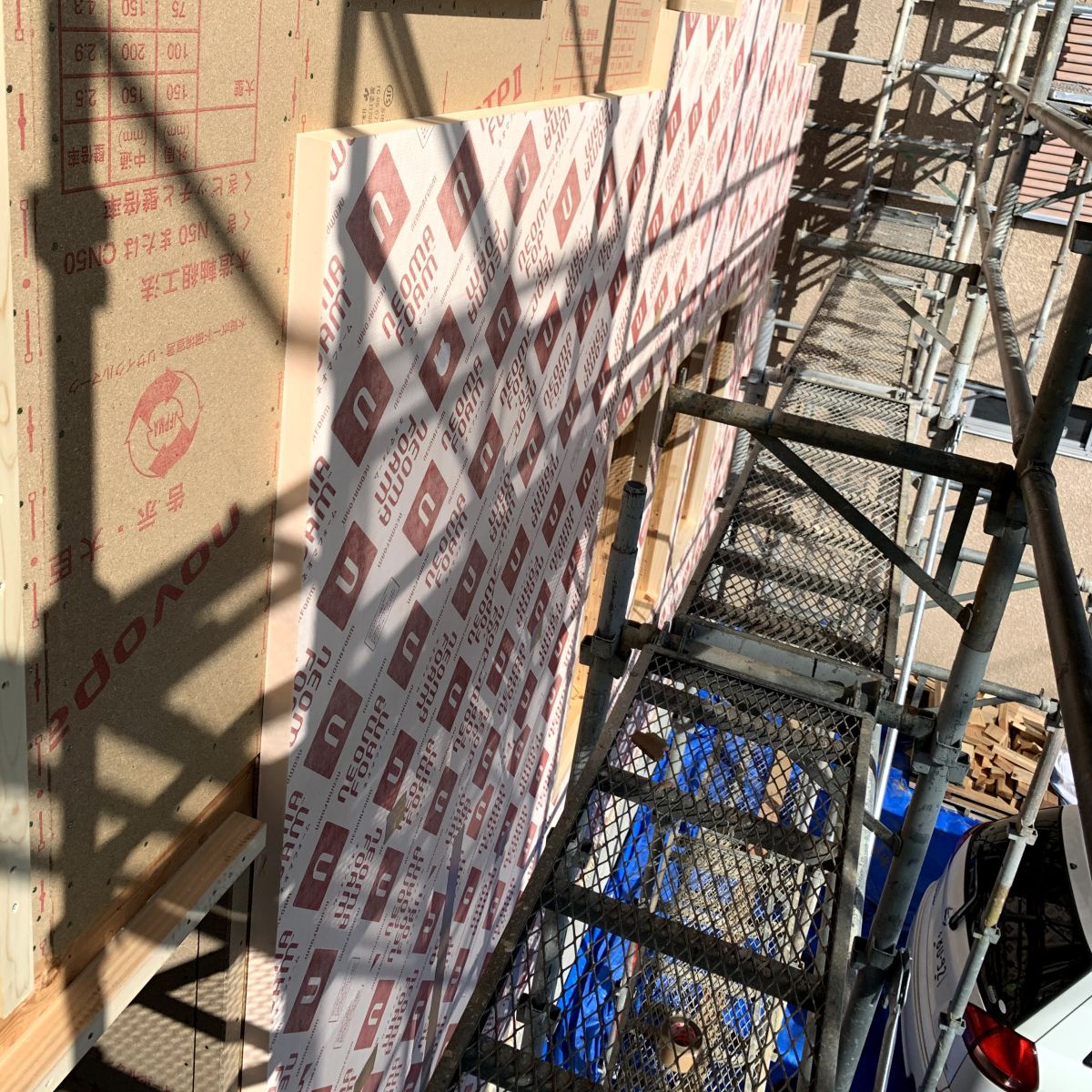 外張り断熱施工｜熱橋を防ぐ連続断熱の外壁構成