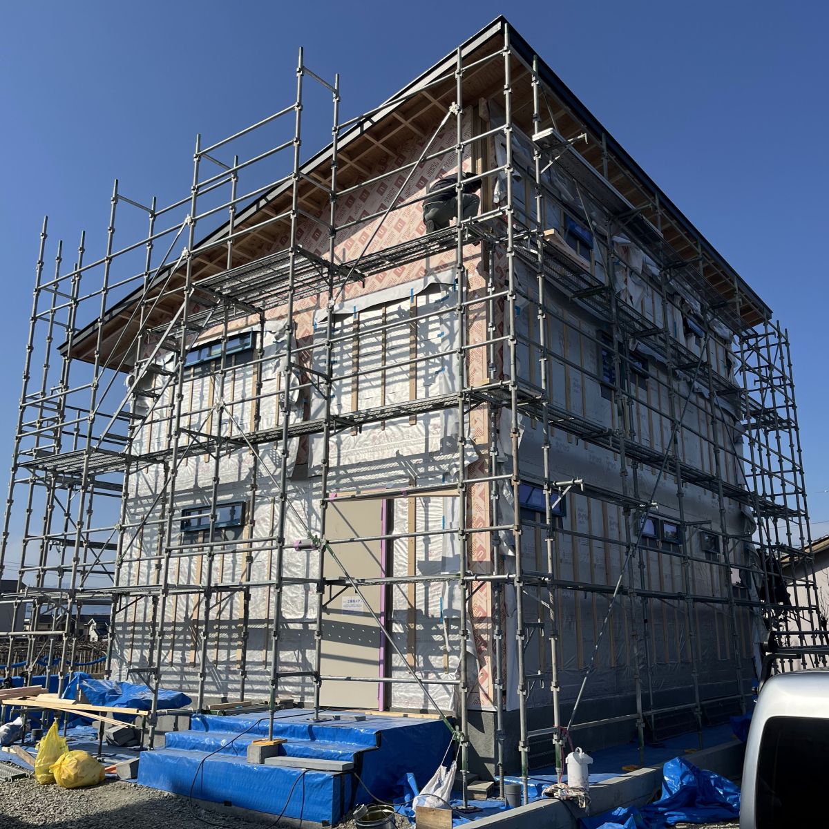 建物全体を外張り断熱で覆い連続断熱を行っている施工状況