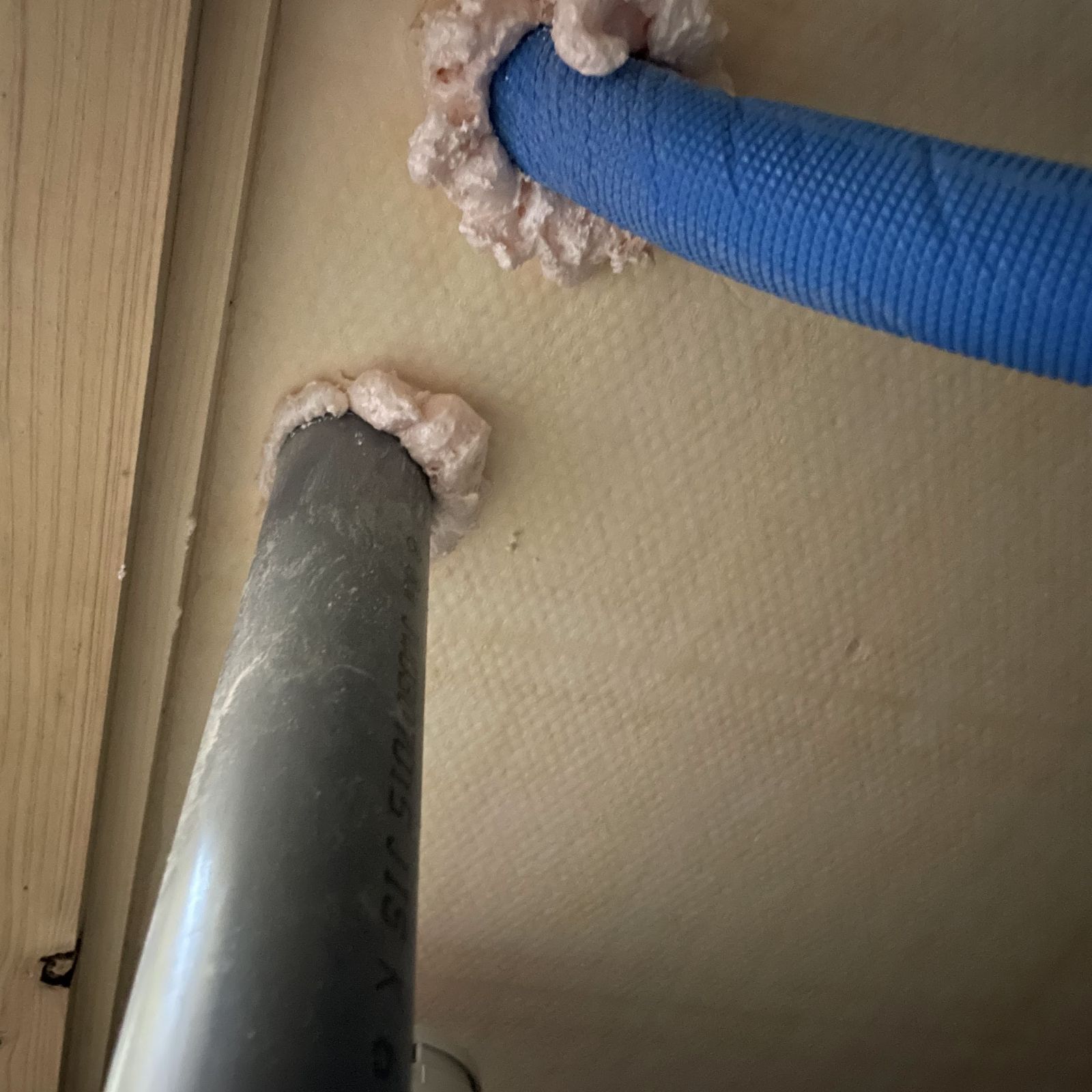 床断熱の欠損部をウレタンで充填｜貫通部の気密処理