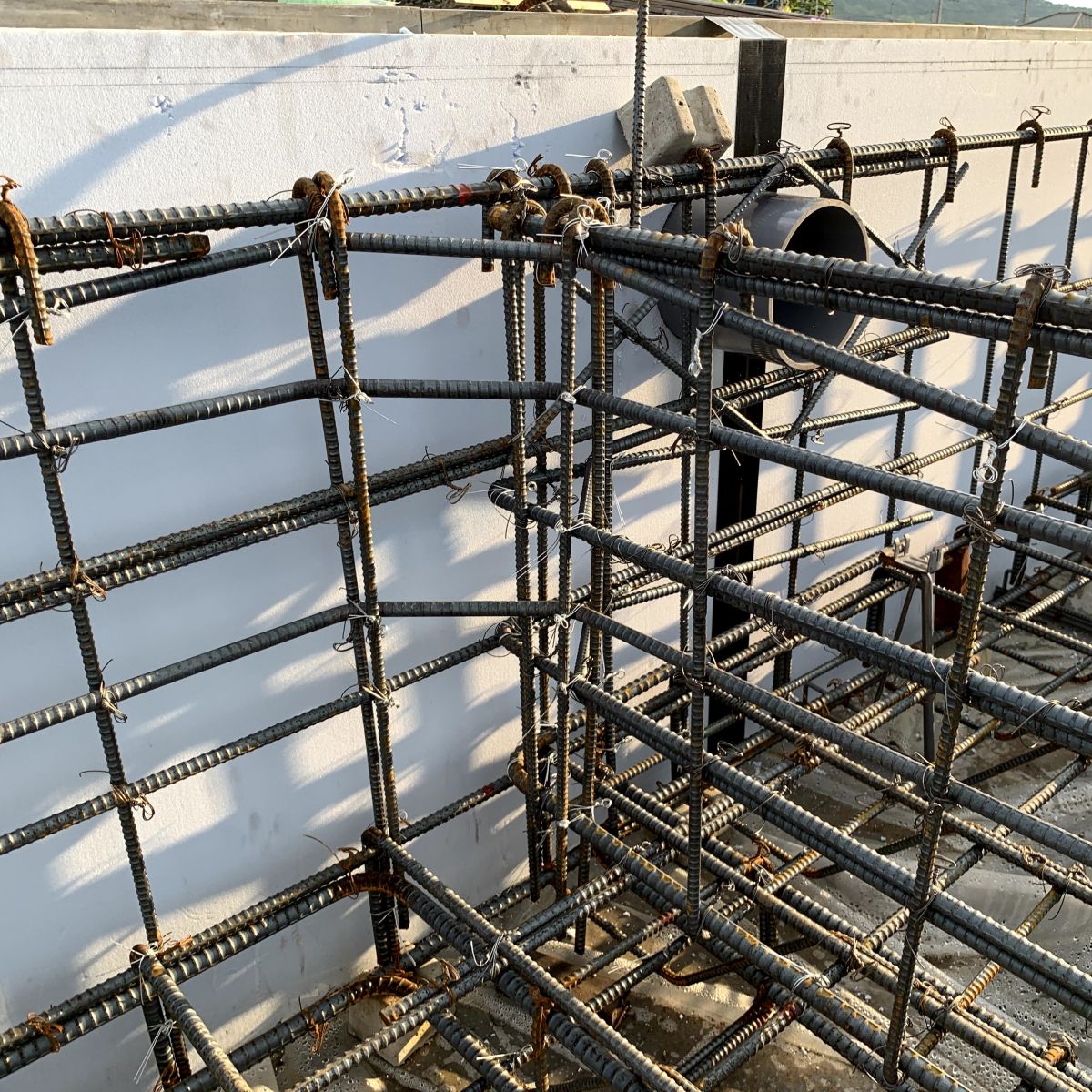 基礎配筋の要となる交差部の補強施工