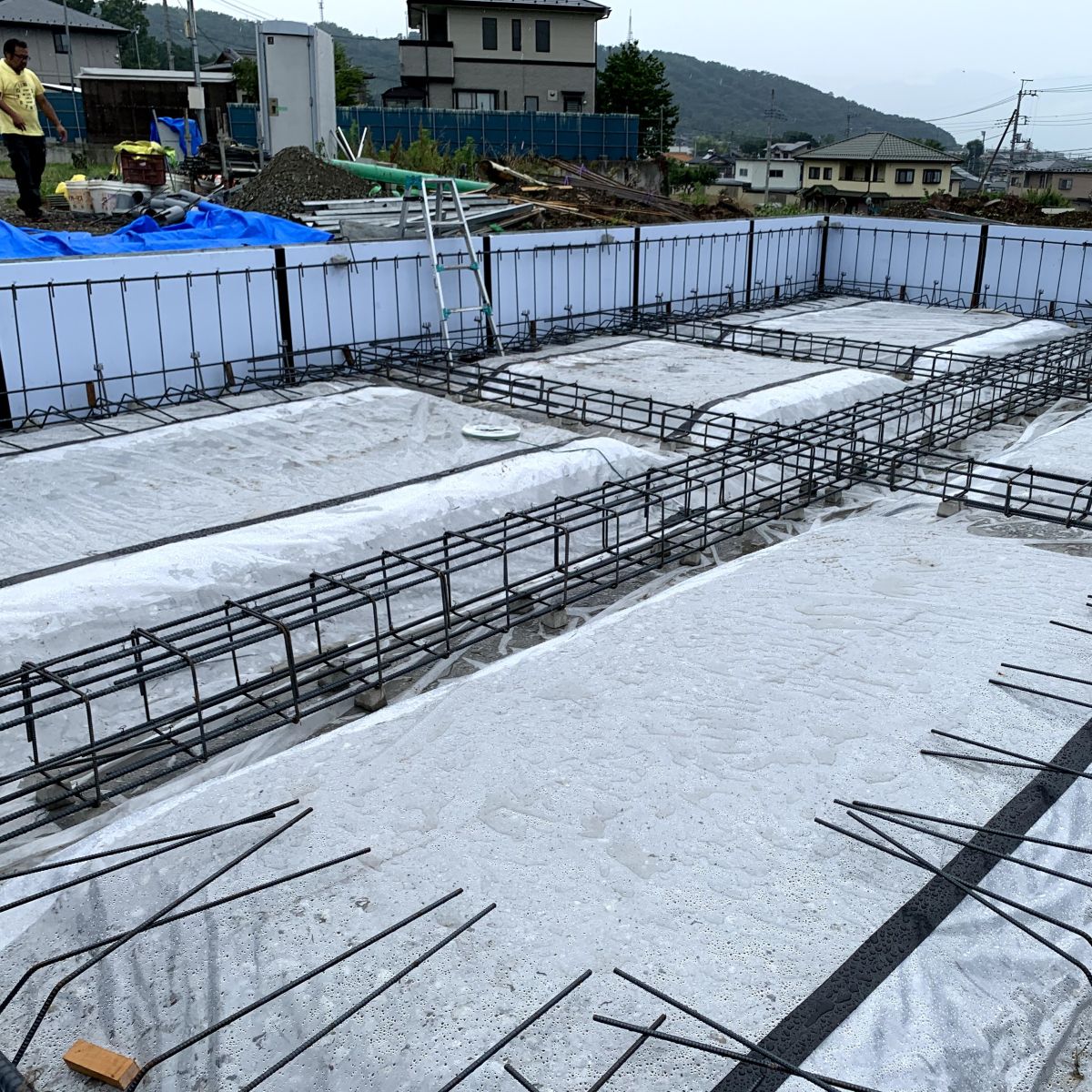 配筋を行うベタ基礎の施工