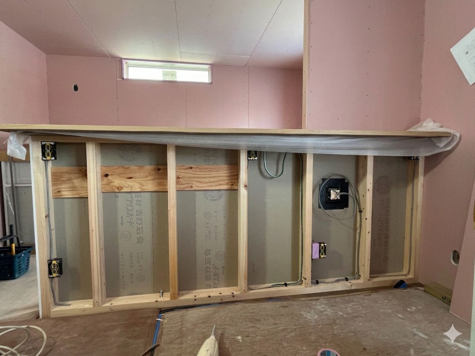 キッチン小壁内部の電気配線と下地補強の施工状況