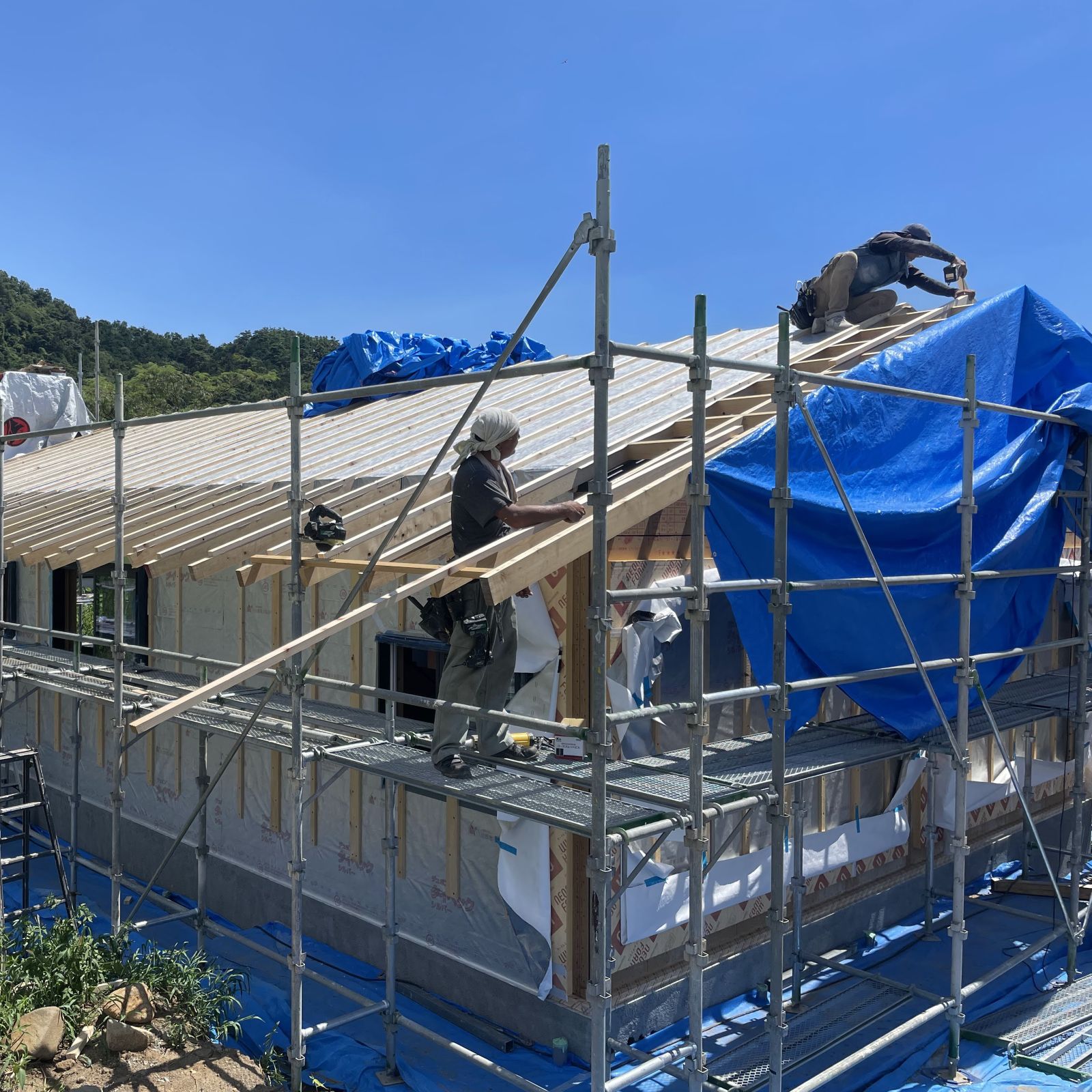 屋根面に断熱材を施工し、その上から気密シートで覆っています。 断熱だけでは性能は不十分で、隙間なく気密処理を行うことで、はじめて本来の性能を発揮します。 この工程の精度が、室内の快適さや省エネ性能に大きく影響します。 見えなくなる部分ですが、特に重要な施工のひとつです。