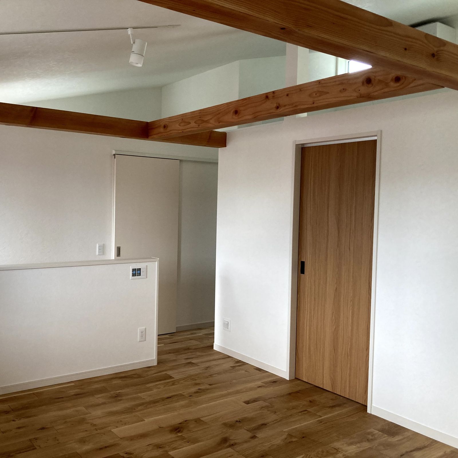 梁上の壁を設けず天井をつなげることで空気の流れを確保した2階の室内空間