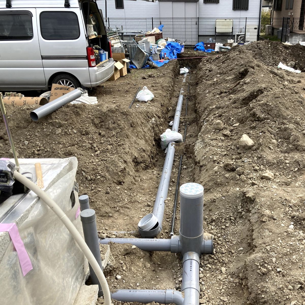 敷地内に排水管と給水管を敷設している施工途中の様子