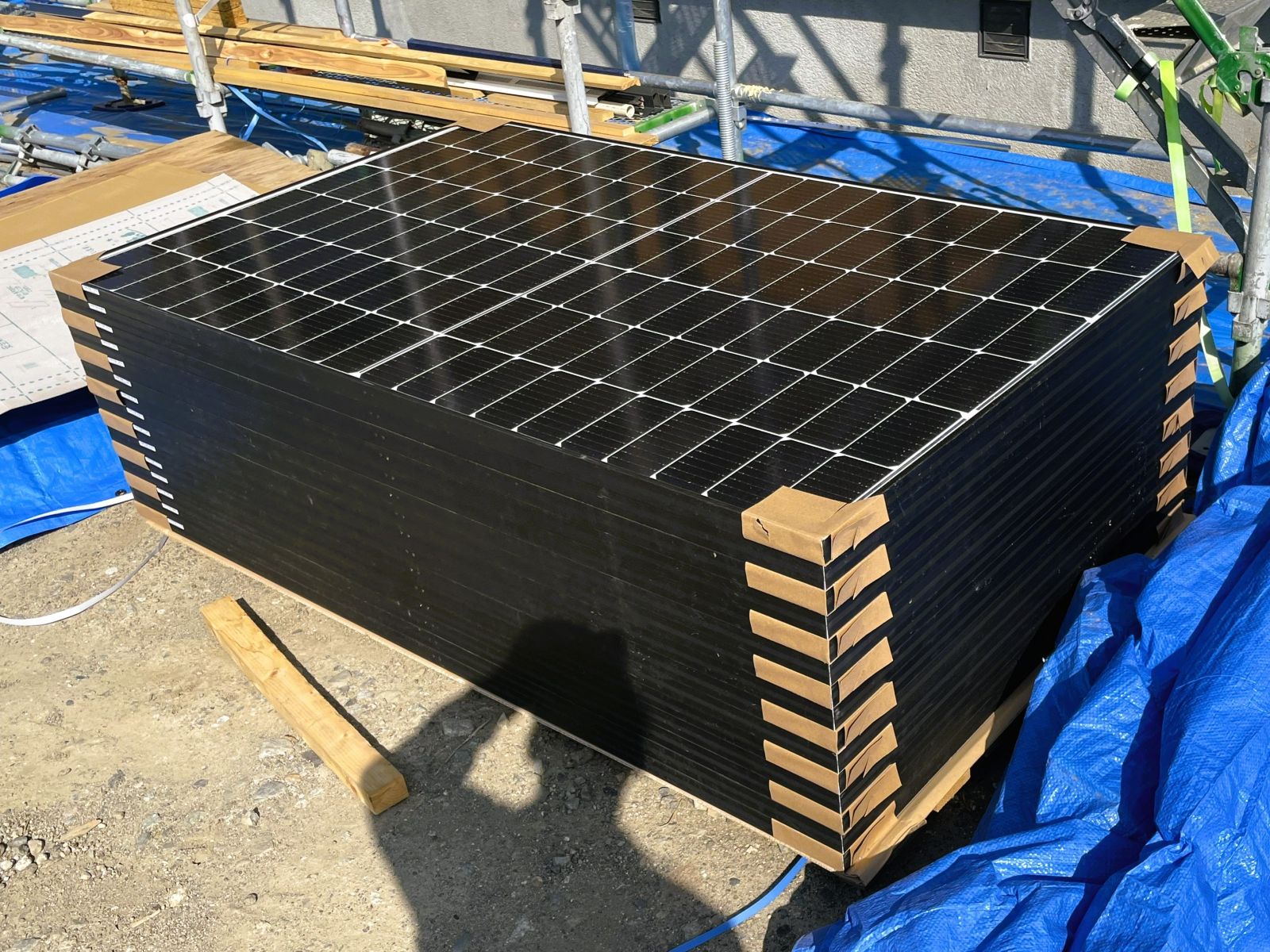 現場に搬入して仮置きした太陽光発電パネル