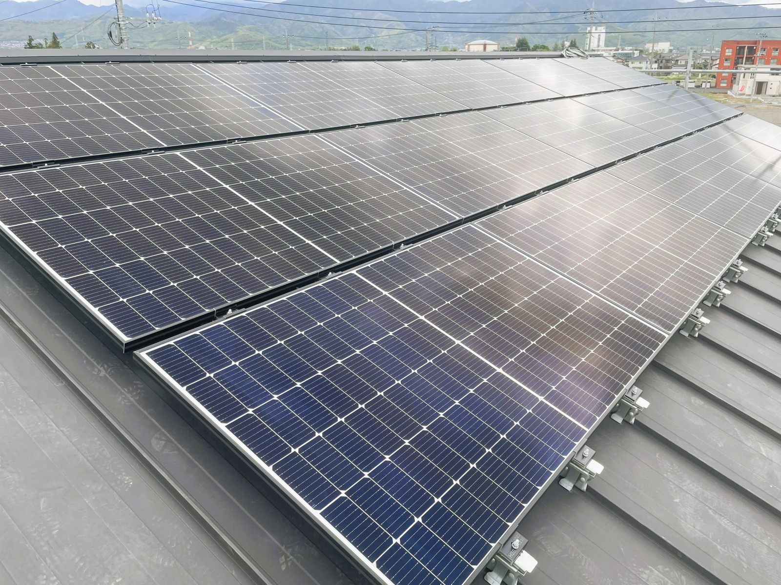 立平葺き屋根に設置した太陽光発電パネルの近景