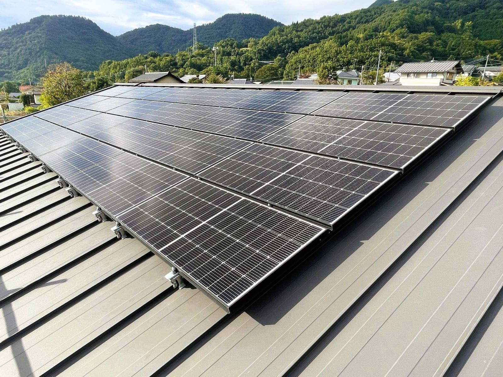 立平葺き屋根に太陽光発電パネルを設置した様子