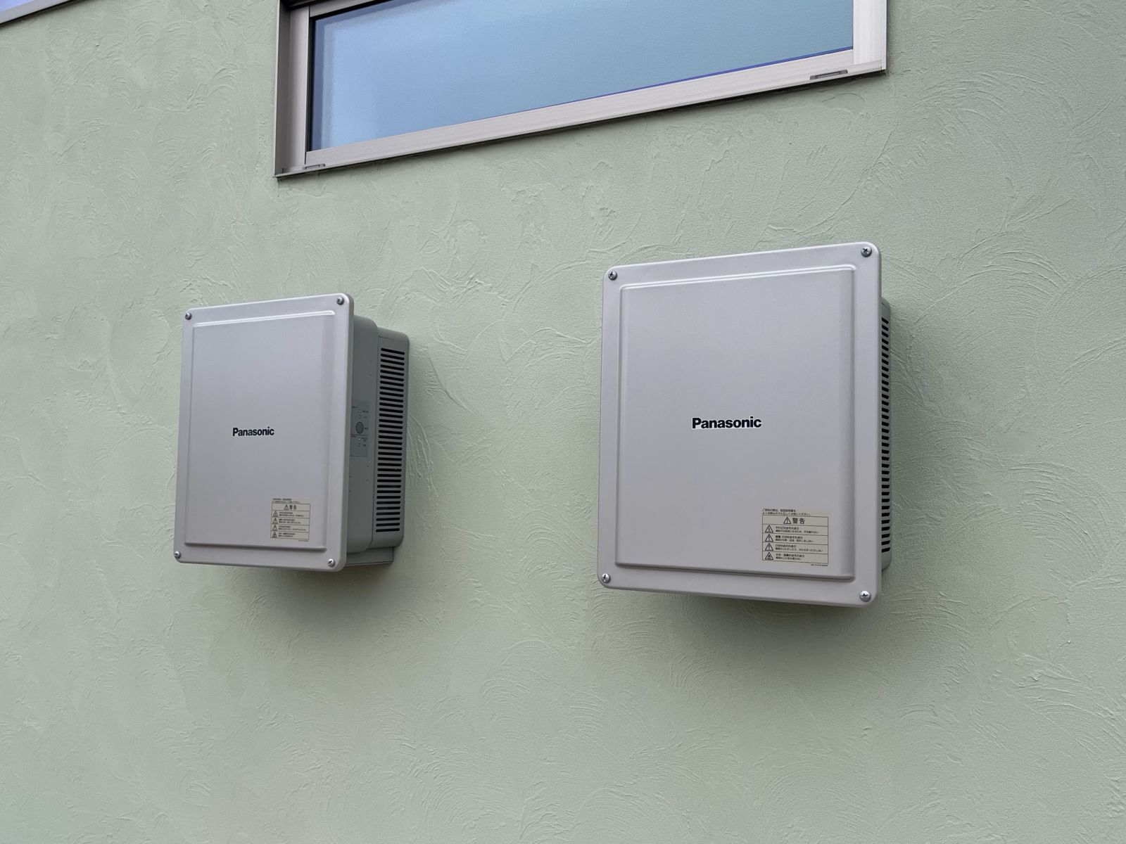 外壁に設置した太陽光発電設備のパワーコンディショナ