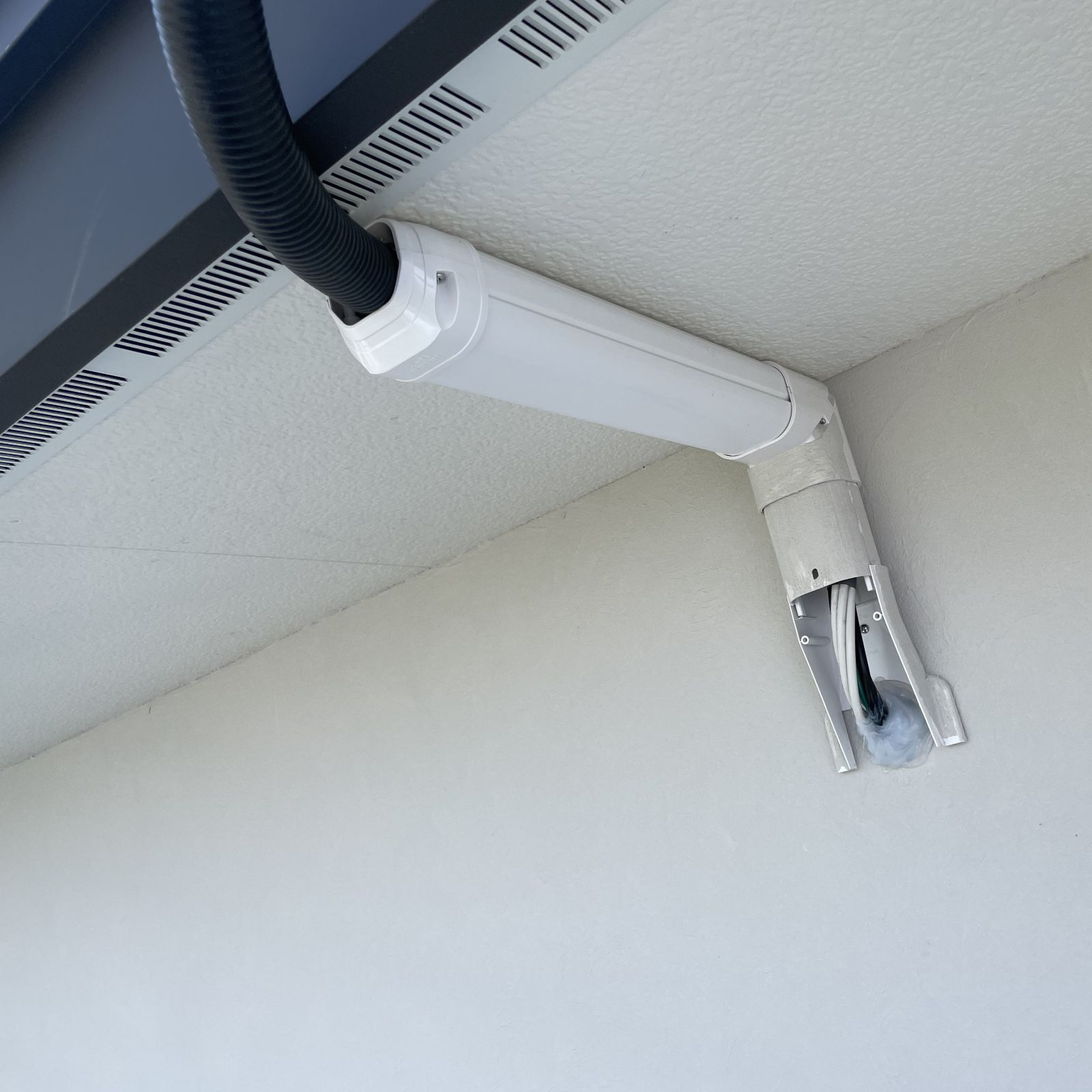 外壁を貫通する太陽光配線まわりをコーキングで気密処理している様子