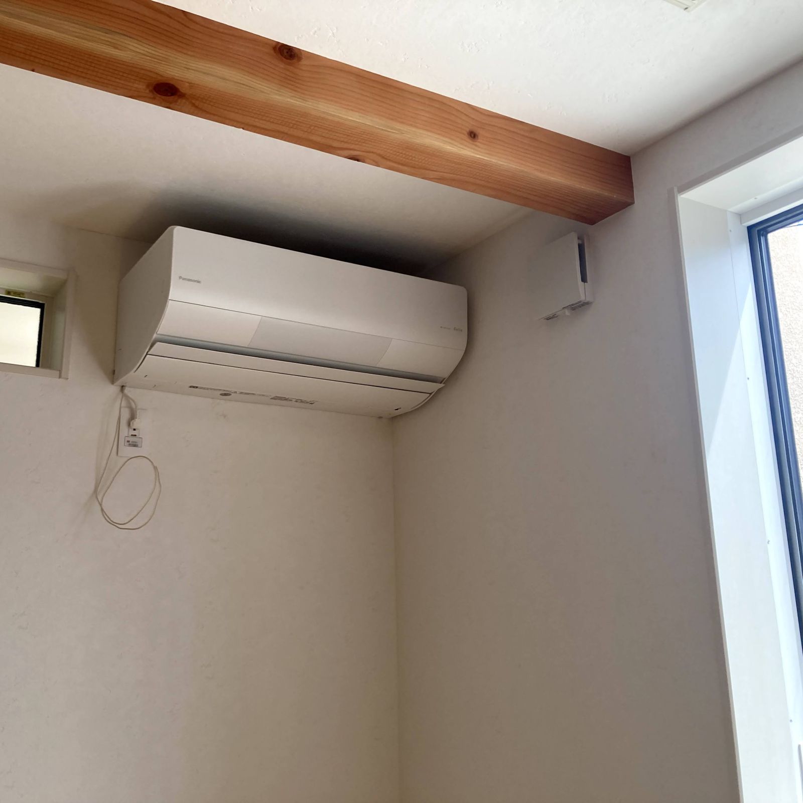 エアコン近くに配置した第三種換気の給気口で外気を室内空気と混ぜる設計