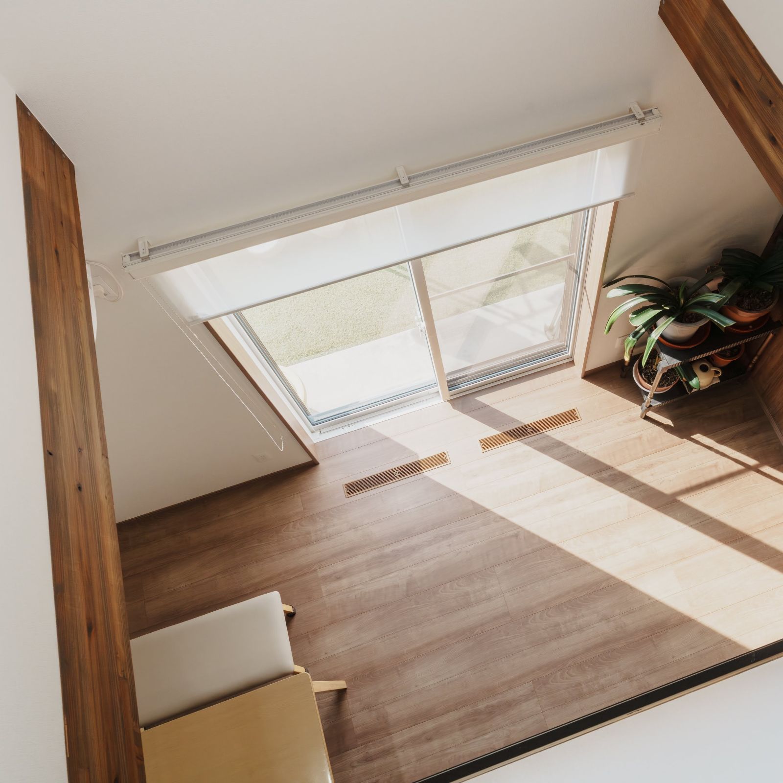 吹き抜けと大開口サッシ、床ガラリによって空気の流れを設計したリビング空間