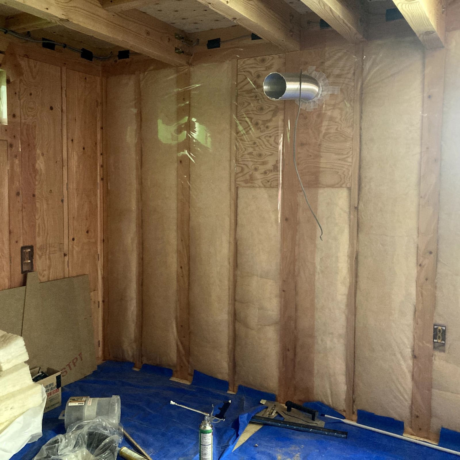 柱間に断熱材を隙間なく充填している壁断熱の施工状況