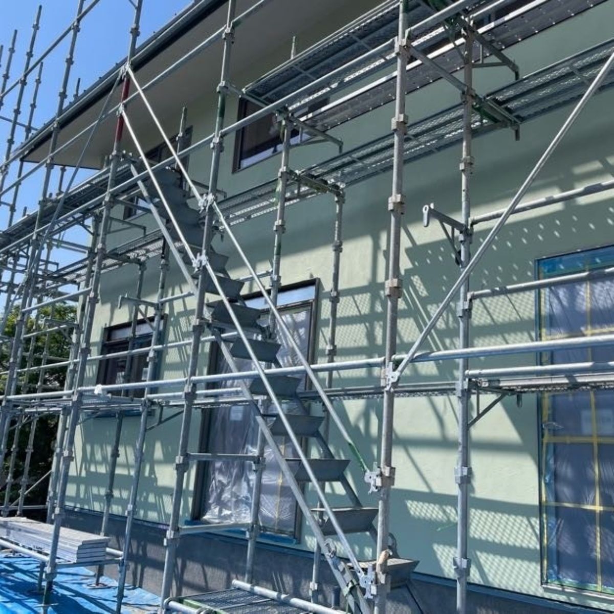 ジョリパット仕上げの外壁施工完了後の南側外観と足場