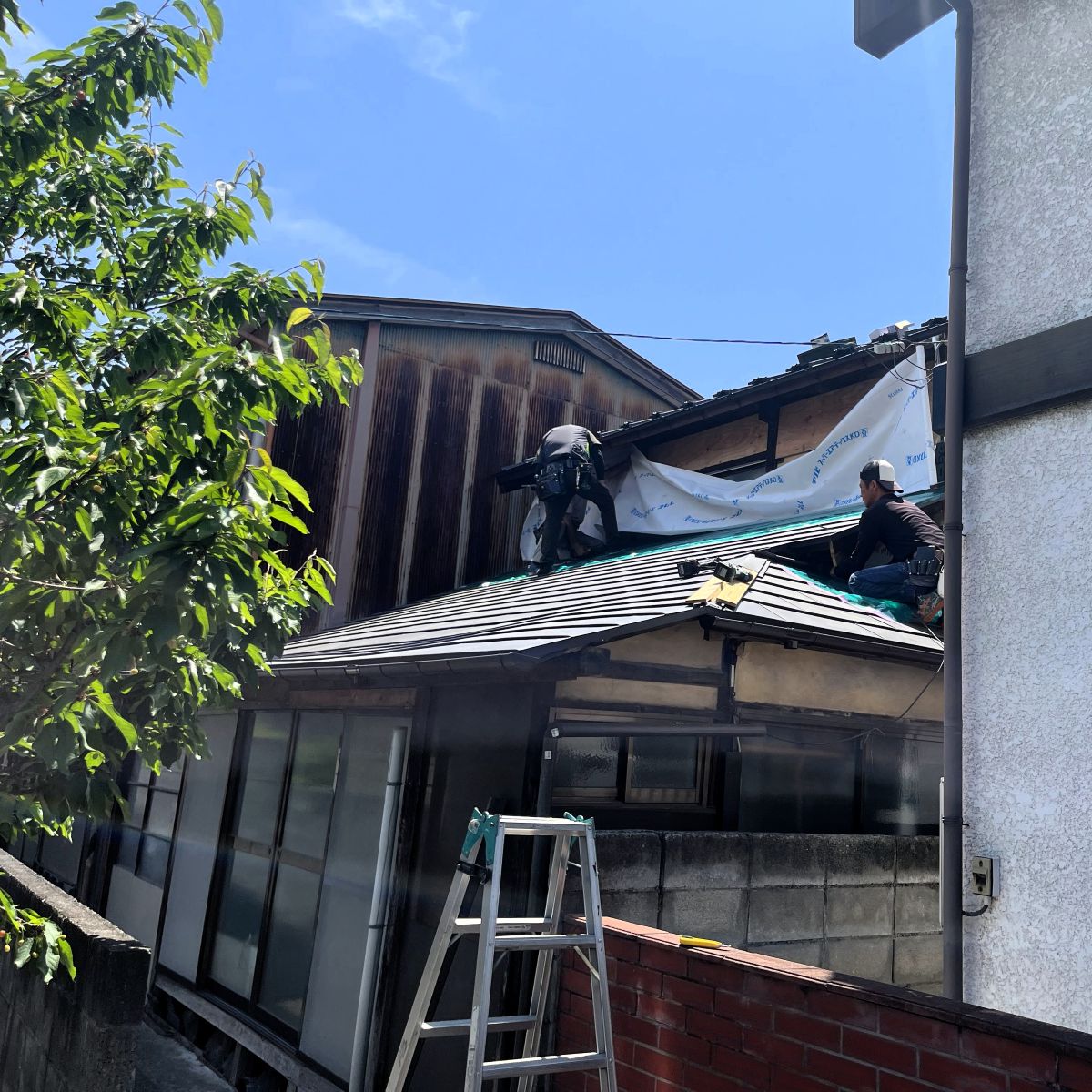 劣化した土壁部分に防水紙を施工している