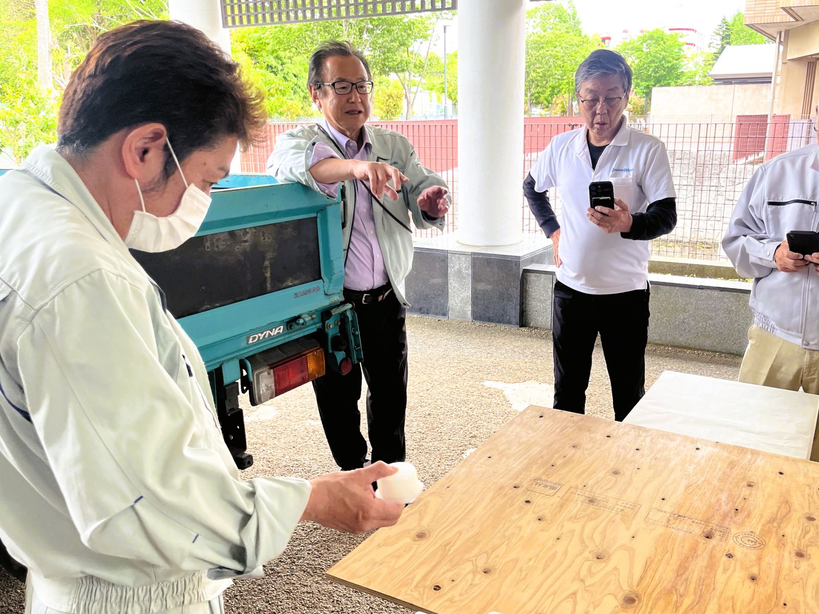 上塗り材施工実習の説明を受ける受講者の様子