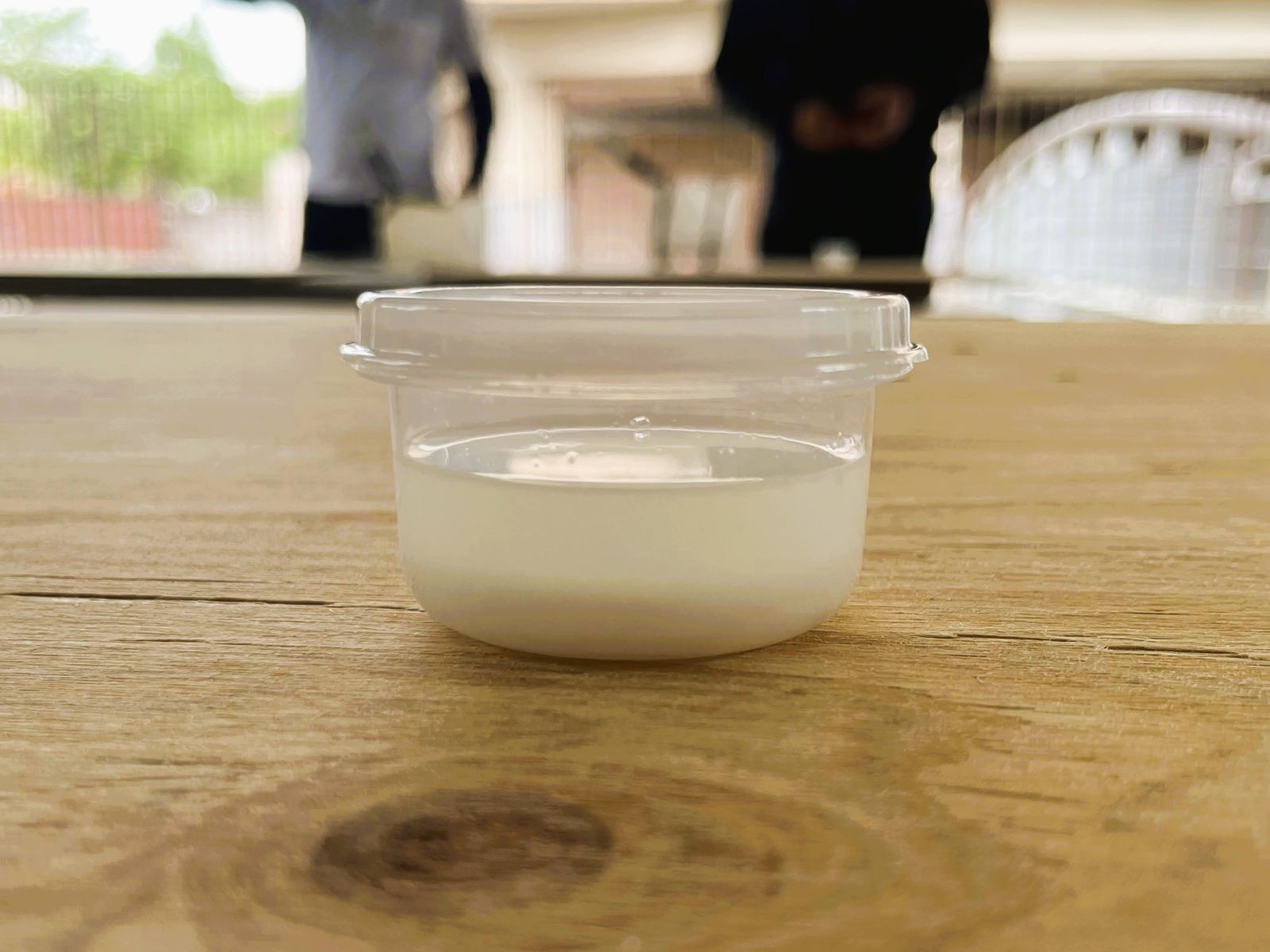 ファインクリスタルコートforWOOD艶消しを横から見た材料写真