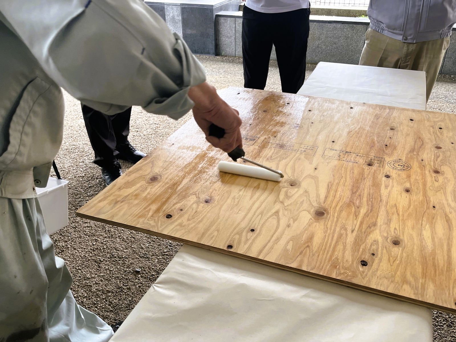 ファインクリスタルコートforWOOD艶消しを施工実演している様子