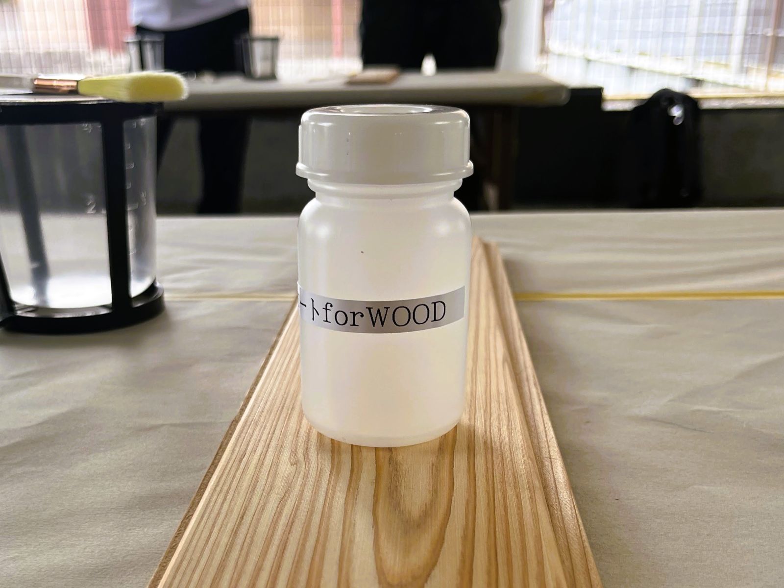 遮水工法で使用したファインクリスタルコートforWOODの材料写真