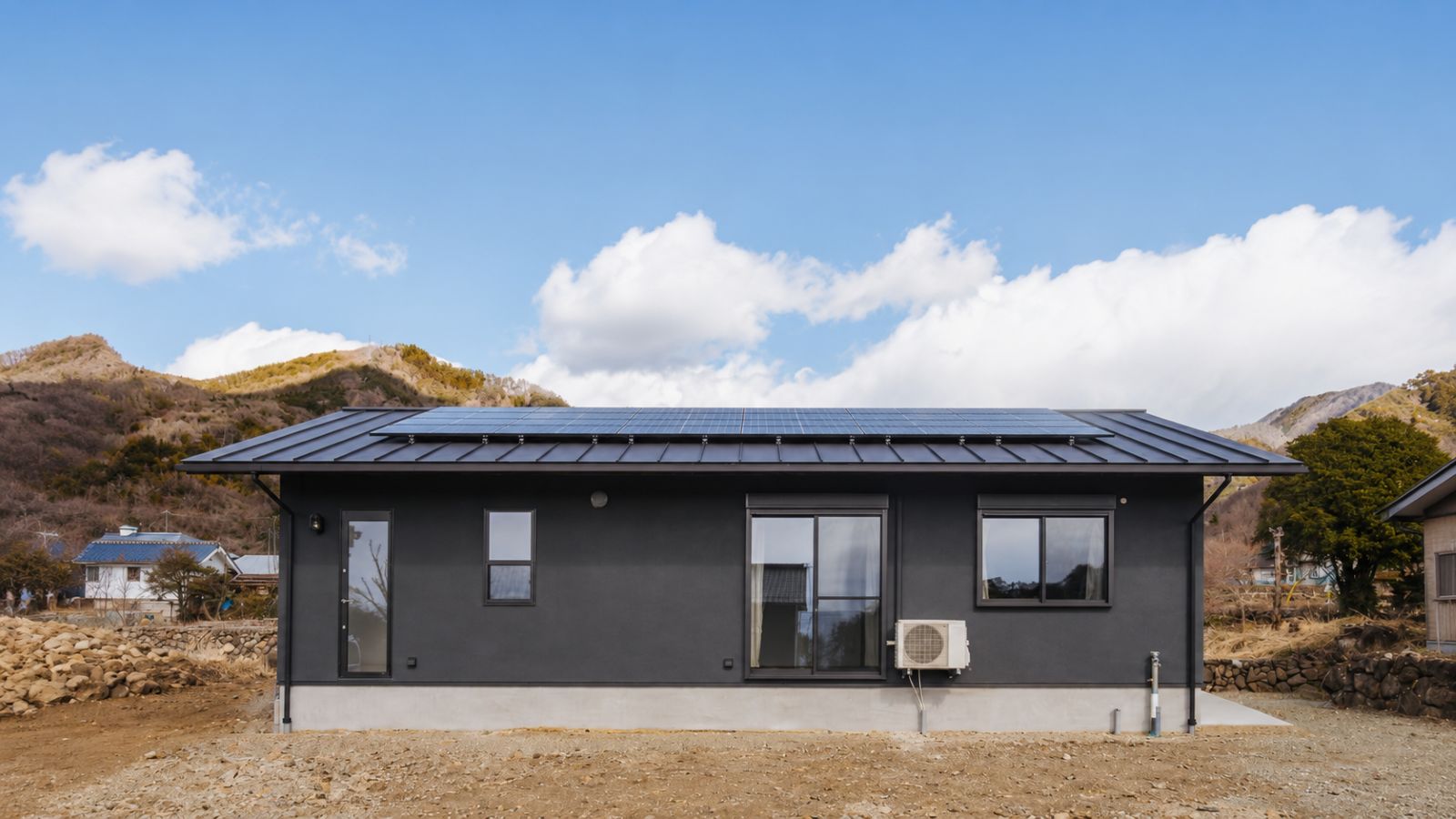 甲府市の山あいに建つ太陽光発電を備えた平屋住宅の外観
