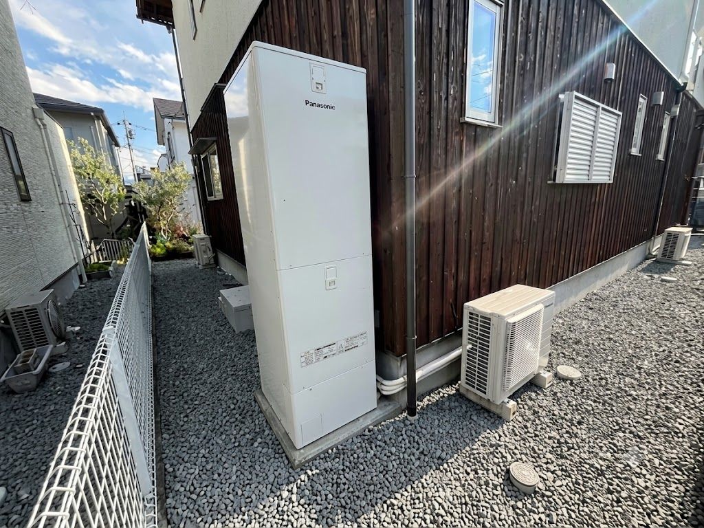 新しいエコキュートとヒートポンプを設置した交換工事完了後の様子