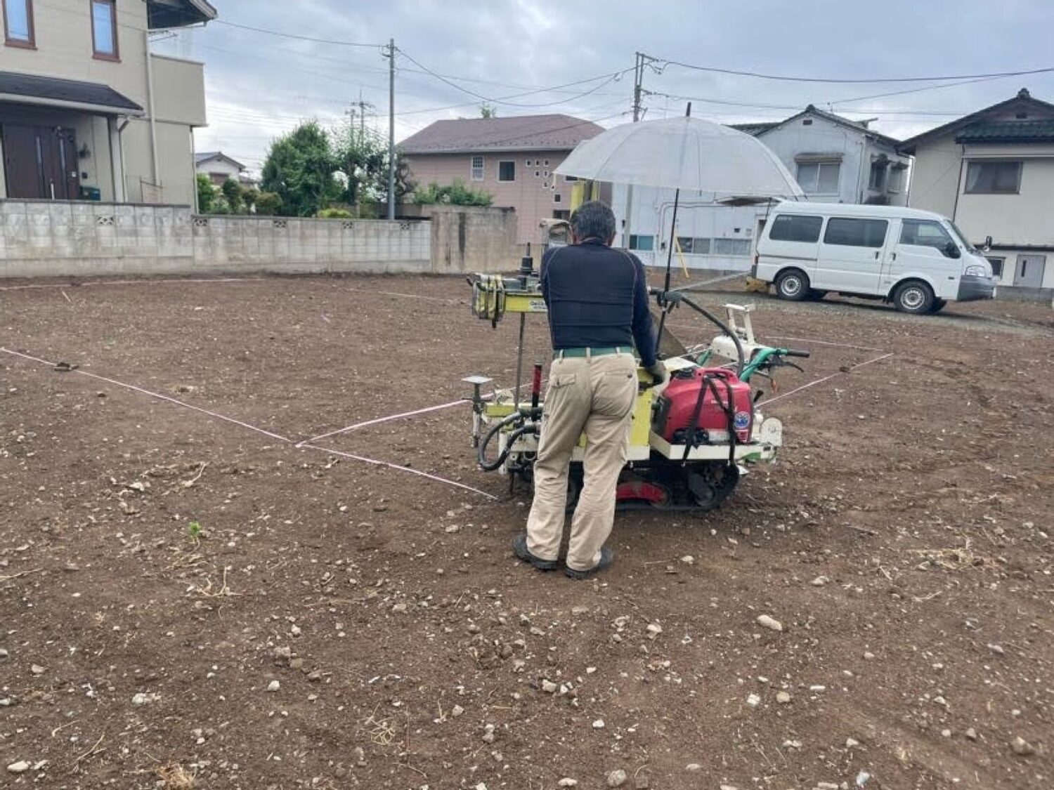 新築住宅の建築予定地で地盤調査を行っている様子