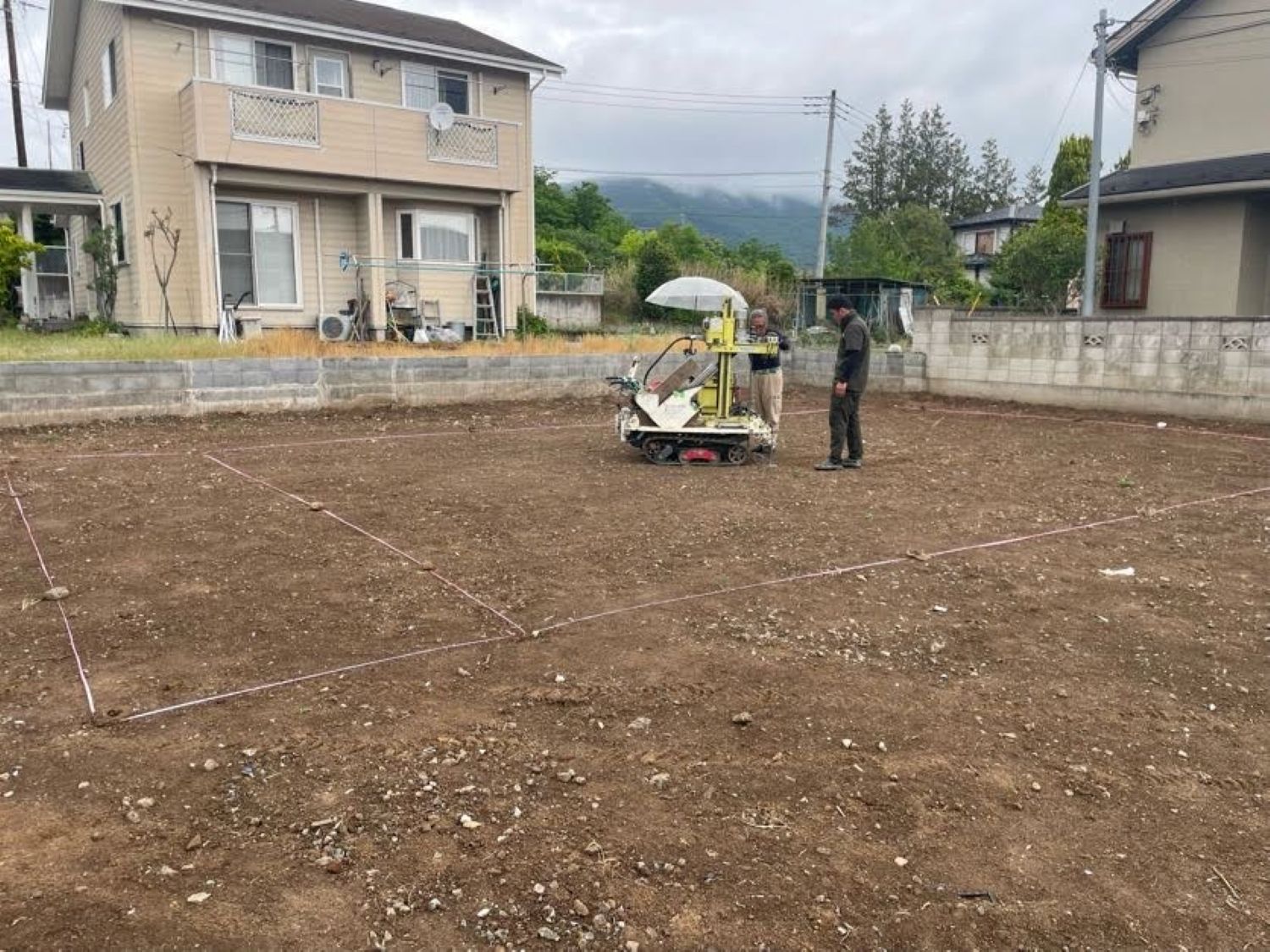 新築住宅建築前に地盤調査を行っている様子