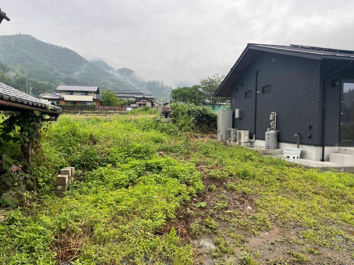 高低差のある敷地に駐車場を新設する前の施工前の様子