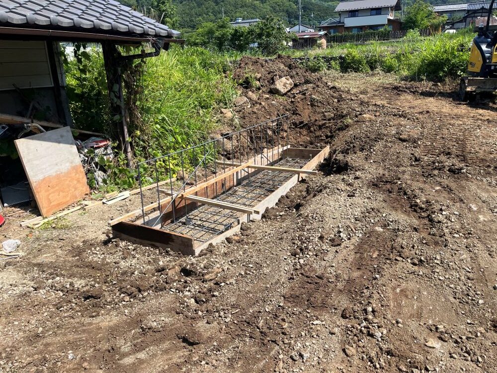 駐車場造成のため土留め擁壁の鉄筋を施工した様子