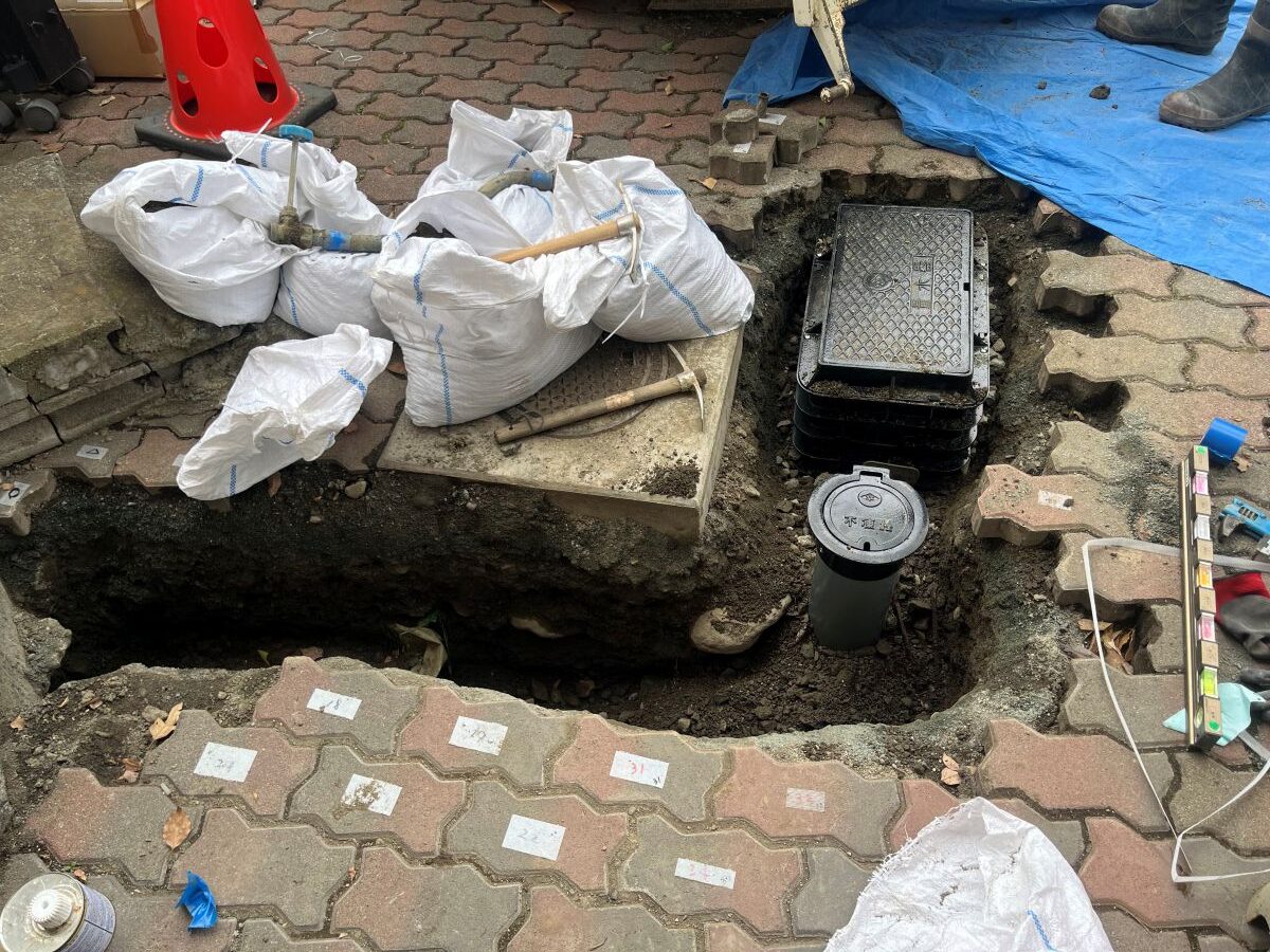 新しい水道メーターを据え付けた給水管やり直し工事の様子