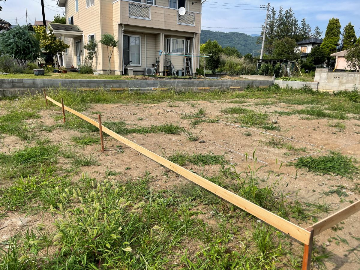 新築住宅の周囲に杭と遣り方板を設置した状態