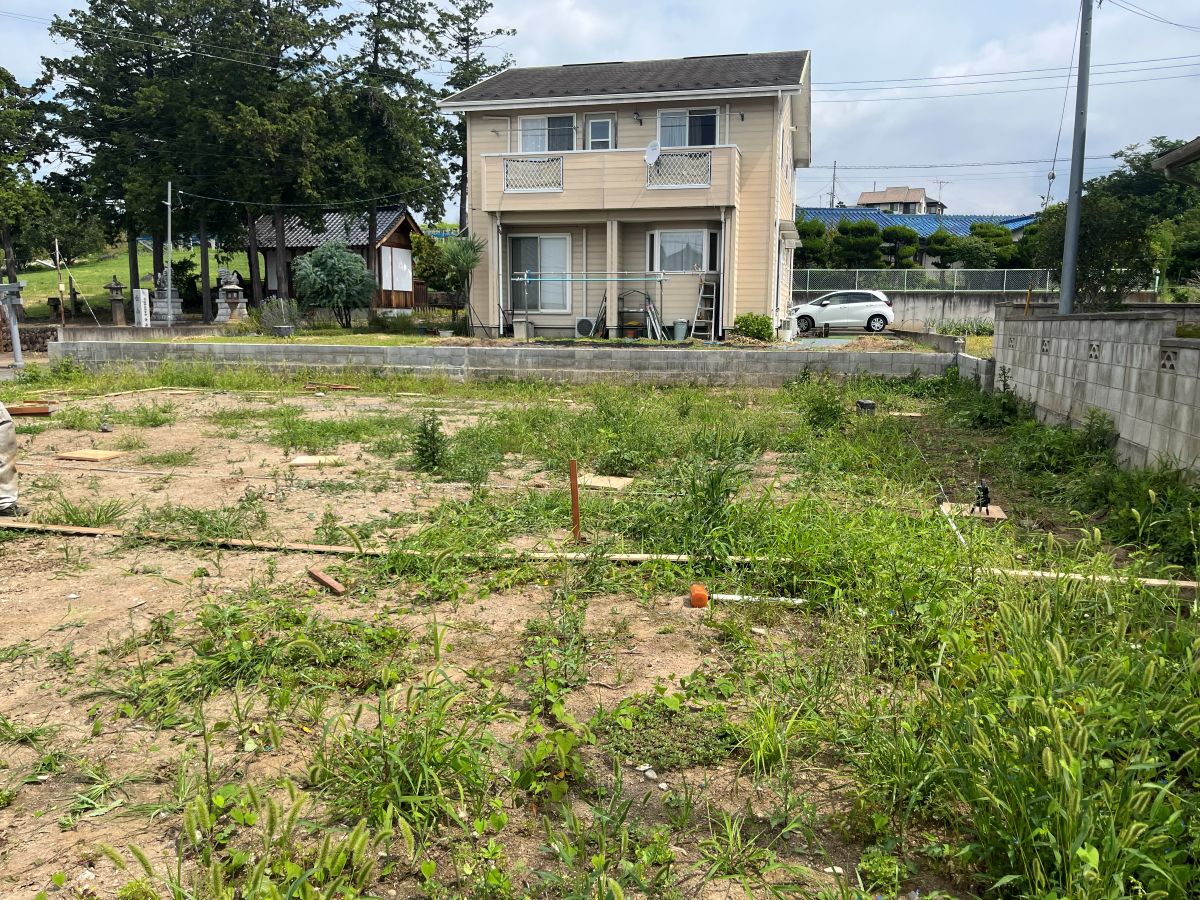 新築住宅の遣り方で建物の周囲に杭を打った状態