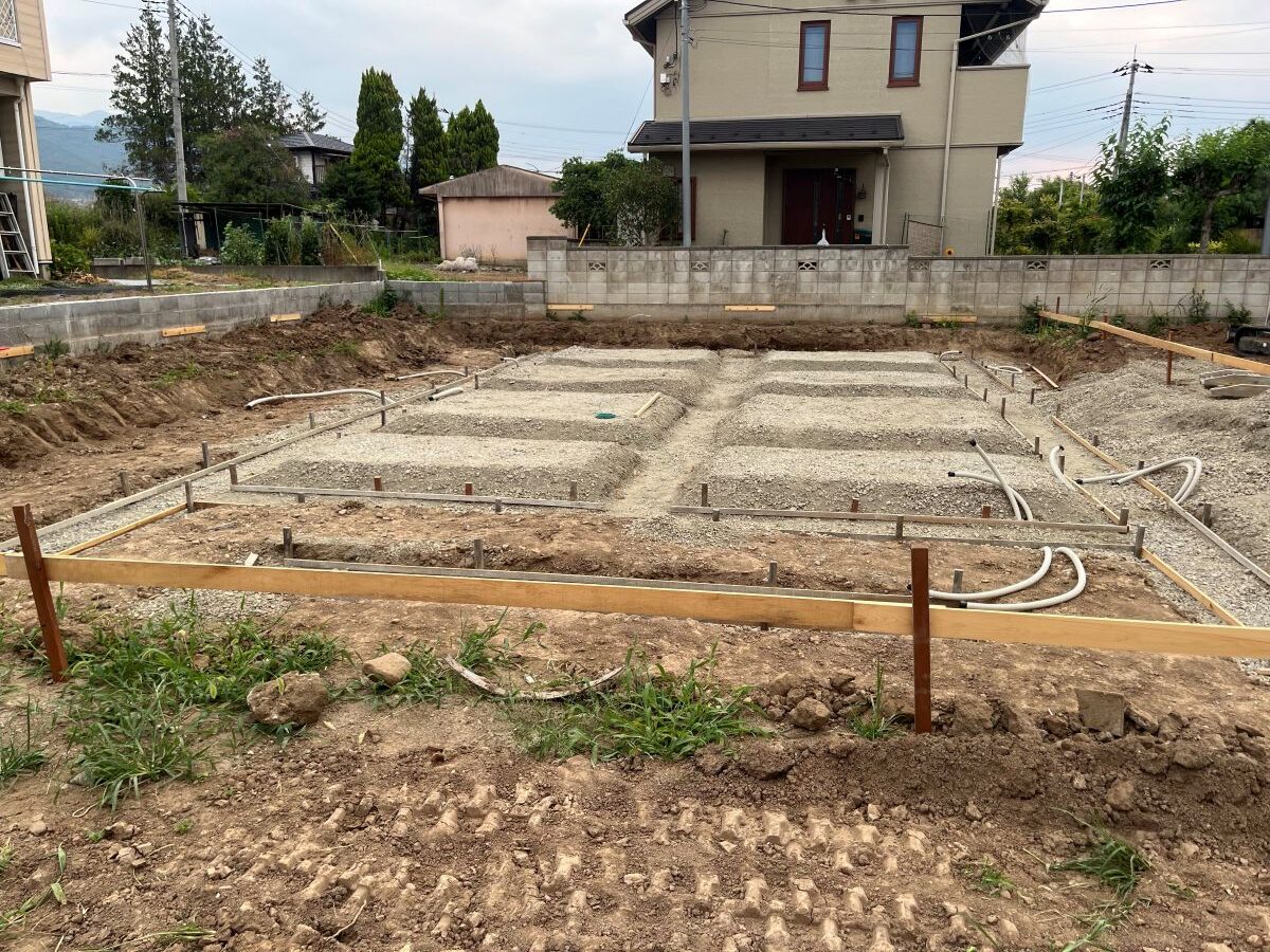 地中梁のある新築住宅の基礎で床掘りを行い、砕石を敷いて転圧した状態