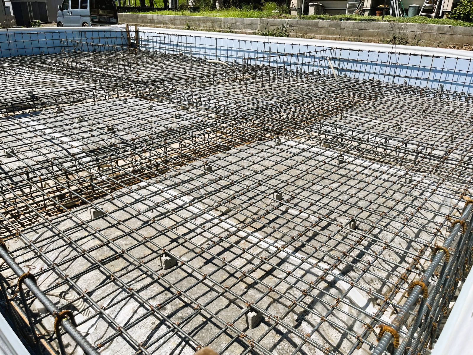 地中梁と部位によって異なるスラブ筋のピッチが確認できる新築住宅の基礎配筋完了後の全景