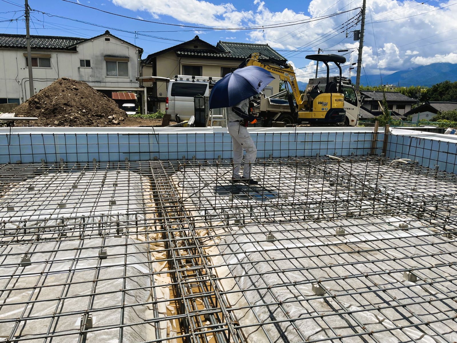 新築住宅の基礎配筋について第三者機関による配筋検査を受けている様子