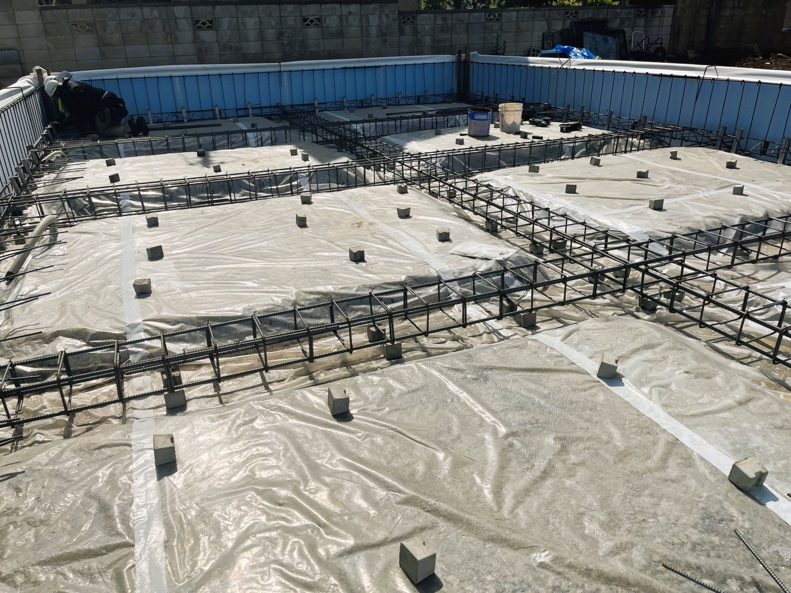 構造計算に基づいて新築住宅の基礎内部に地中梁の鉄筋を組んだ状態