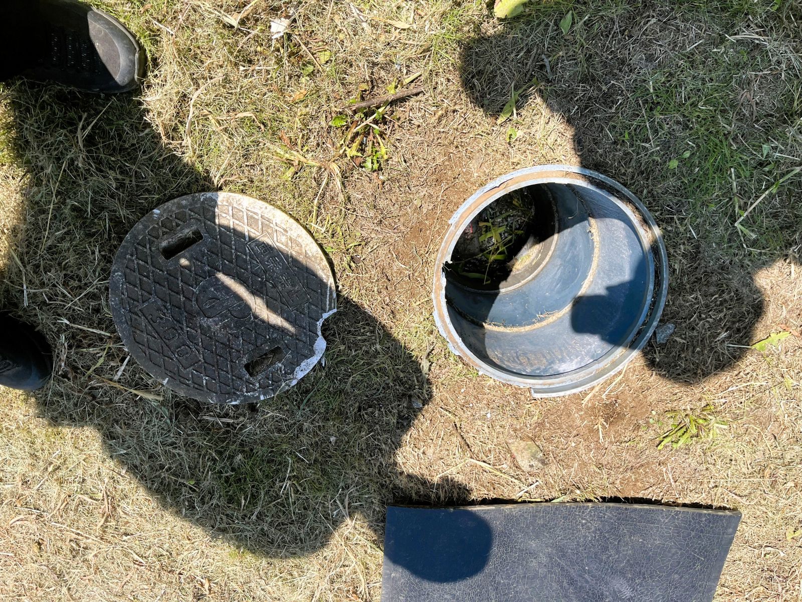 取り外した蓋と地表付近が破損した雨水桝の全体