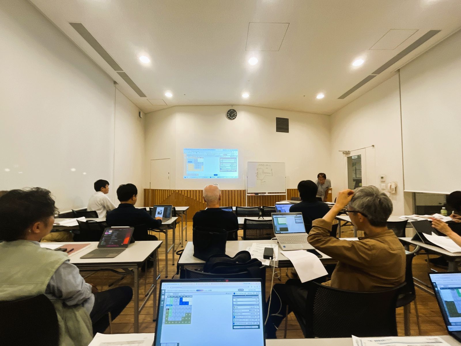 参加者が各自のパソコンで基礎の線熱貫流率算出プログラムを操作している実習の様子