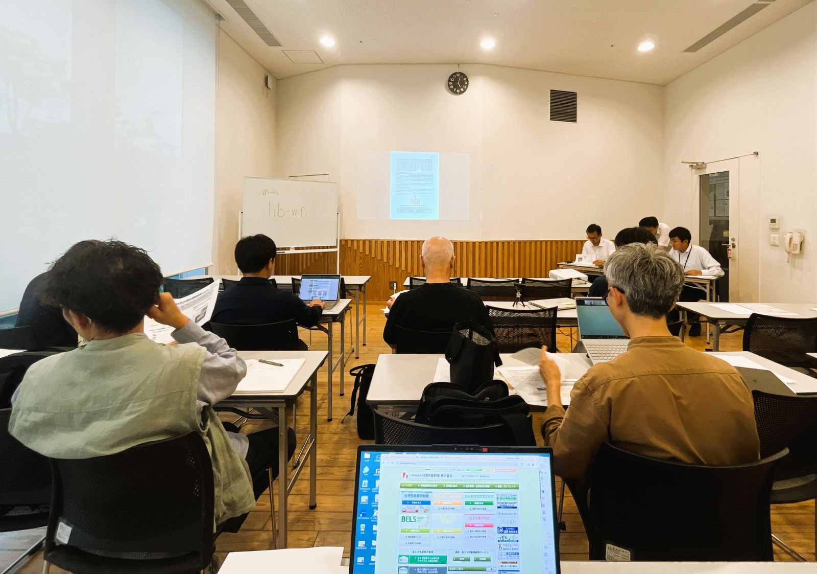 山梨県立図書館で開催された住まラボ第3回で、参加者が住宅の外皮計算について講義を受けている様子