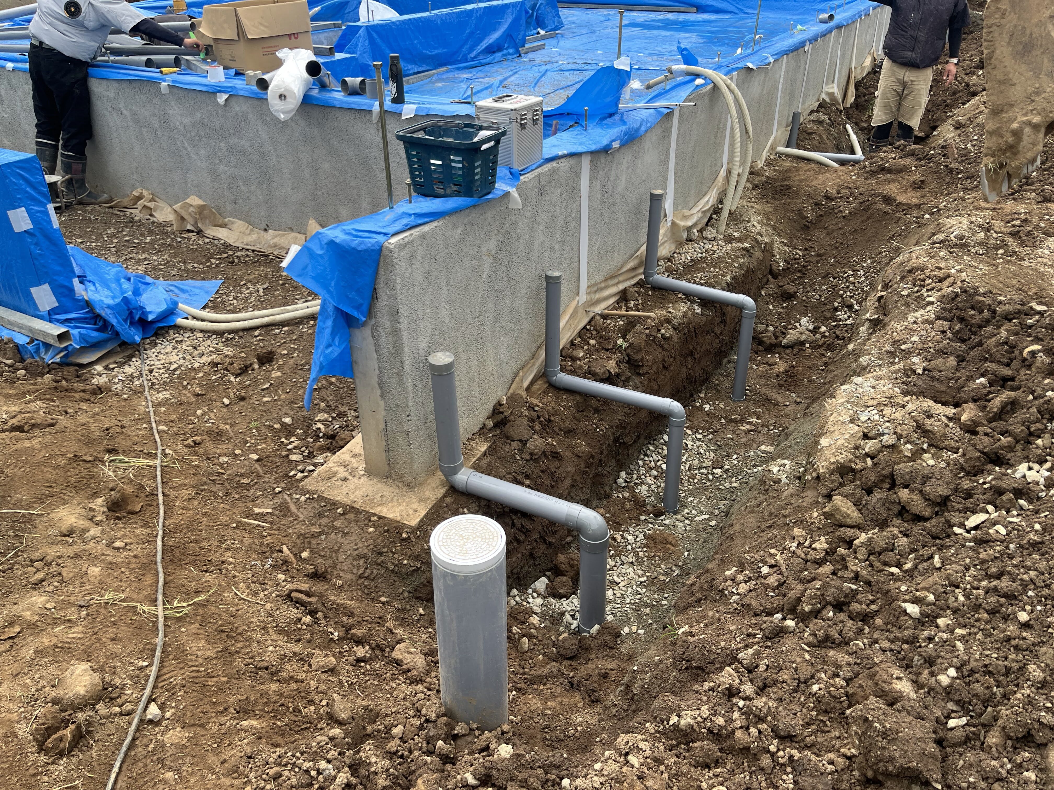 雨どいや住宅設備からの排水を接続するため、建物まわりに複数の立ち管を設けた状態