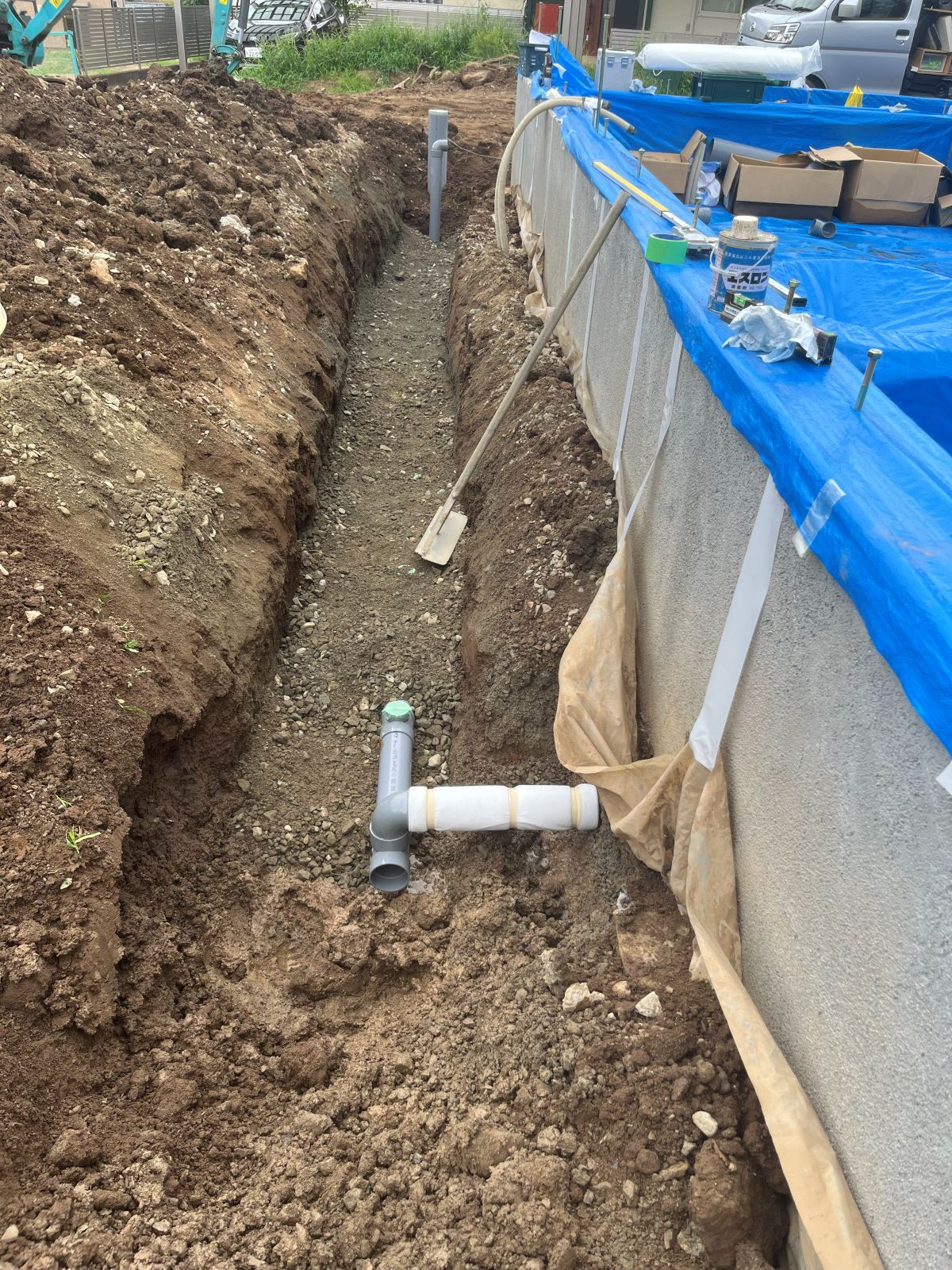 地中から水が多く出る場所に有孔管を設け、雨水配管へ接続している施工状況
