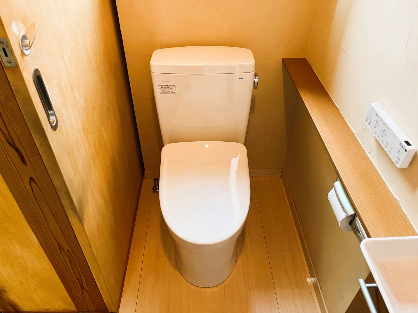 PanasonicアラウーノからTOTOのタンク式トイレへ交換した施工後の状態