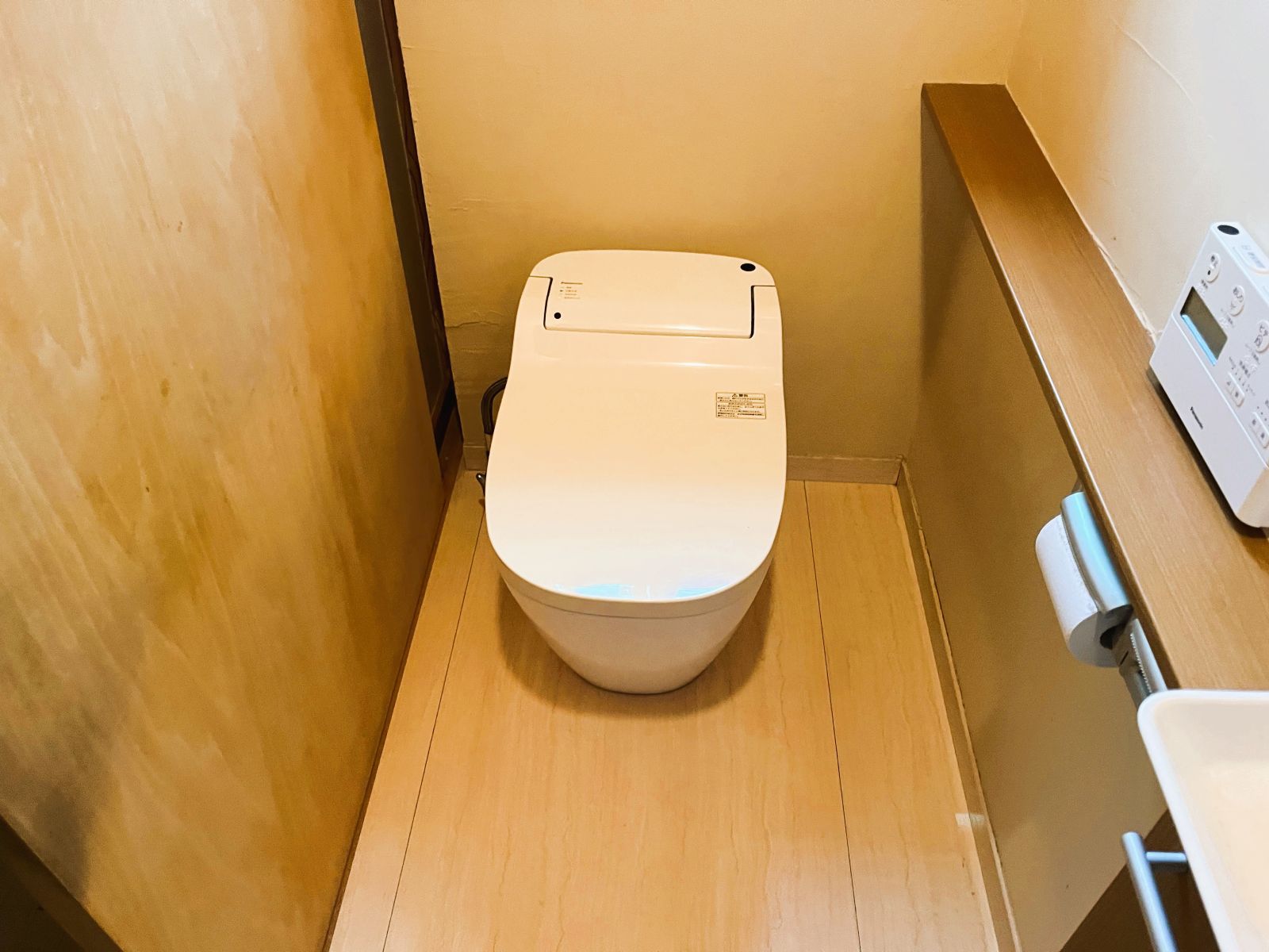 Panasonicアラウーノから交換する前のタンクレス一体型トイレ