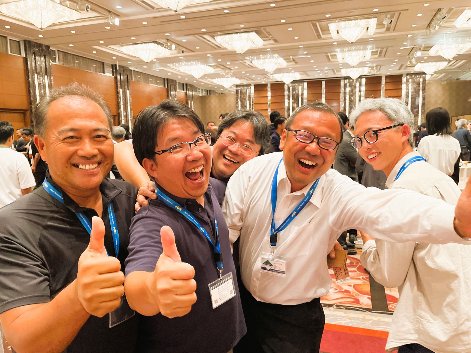昨年のJBN全国大会の懇親会場で参加者が笑顔で集まって撮影した集合写真